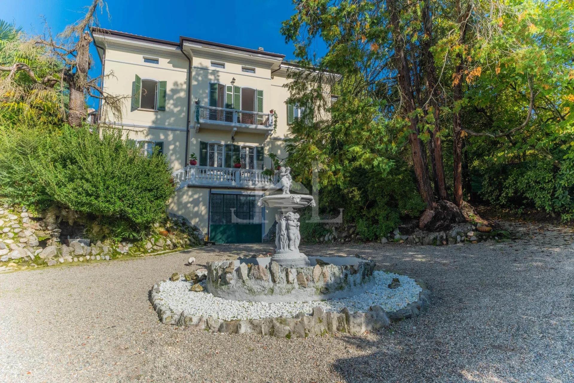 Elegante gerenoveerde historische villa te koop in het hart van Castelletto Sopra Ticino, Lago Maggiore