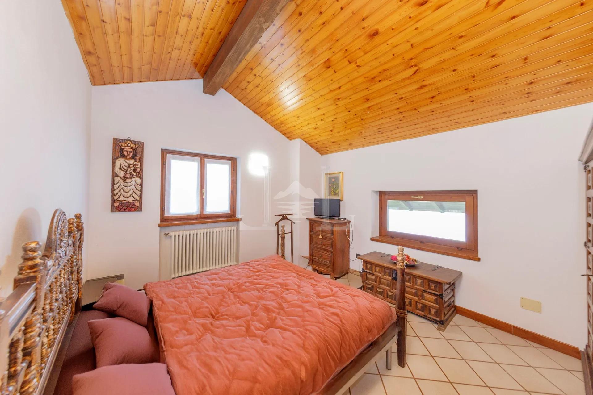Incantevole Villa Bifamiliare con Vista Panoramica sul Lago e Giardino Terrazzato - Immagine 16