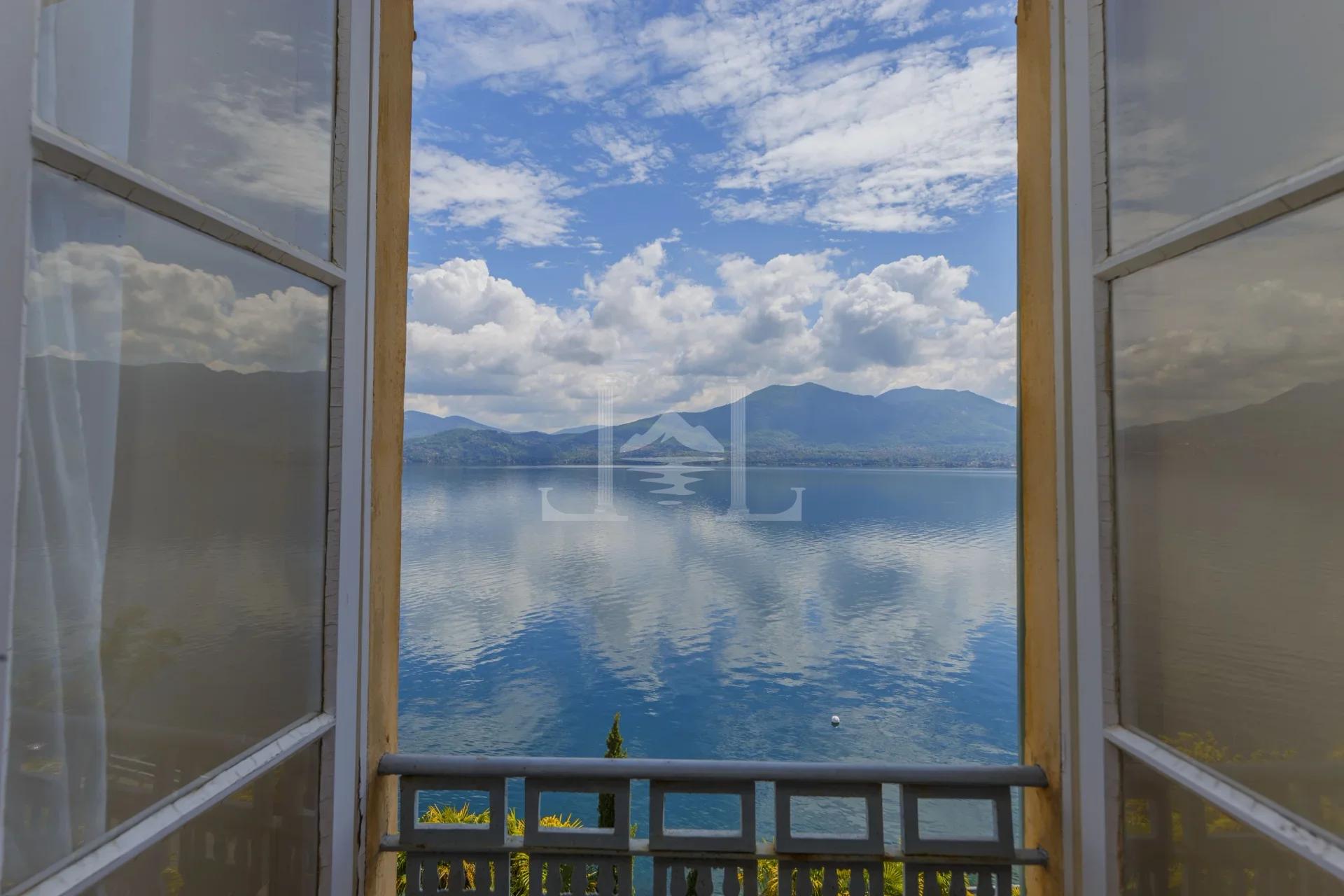 WINDOW VIEW OF LAKE VR