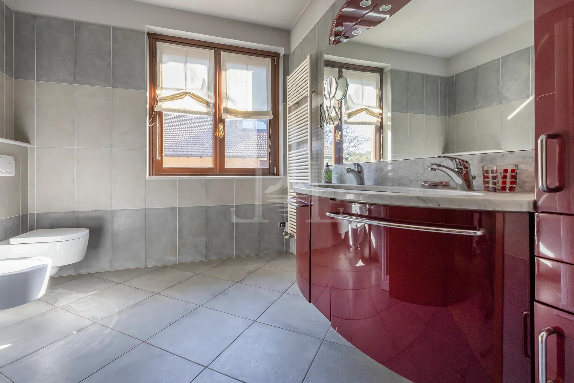 Equestrian villa bathroom guest 19