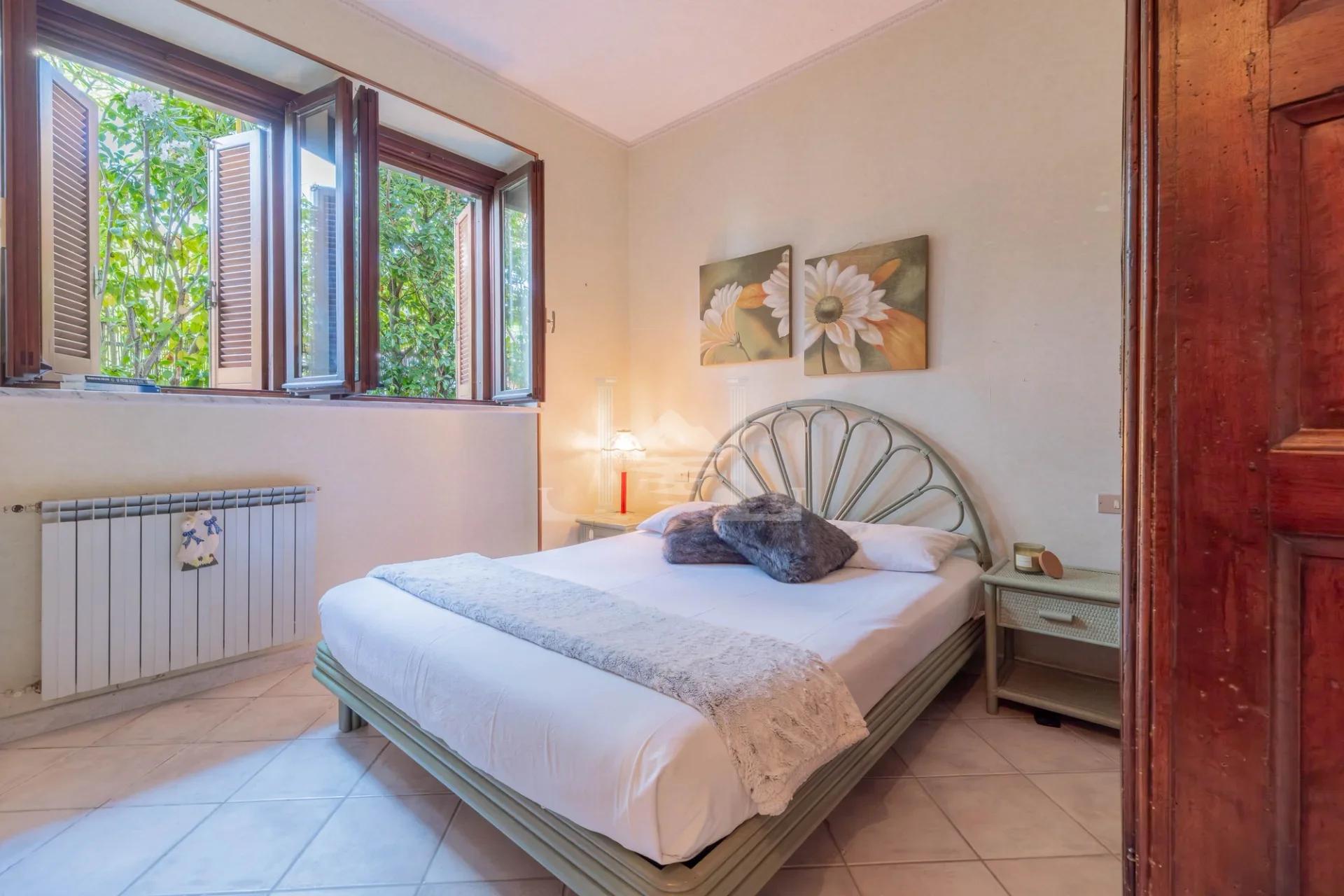 Apartment am Seeufer in Meina - Schlafzimmer 1
