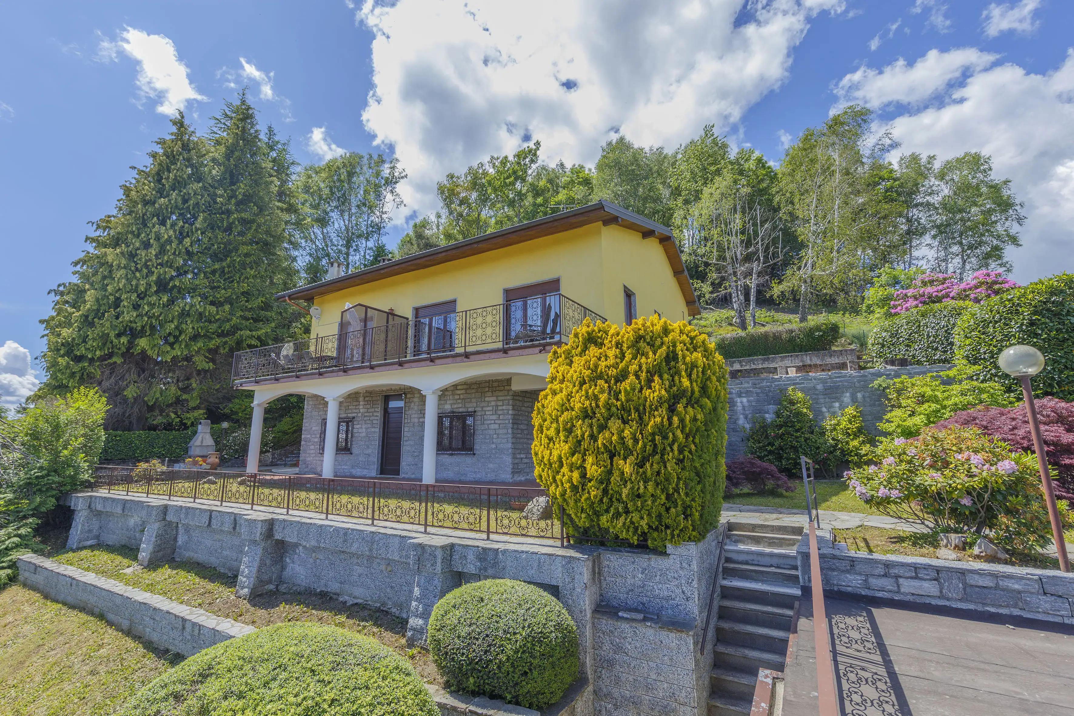 Splendida Villa in Vendita a Verbania – Splendide Vedute su Montagne e Lago