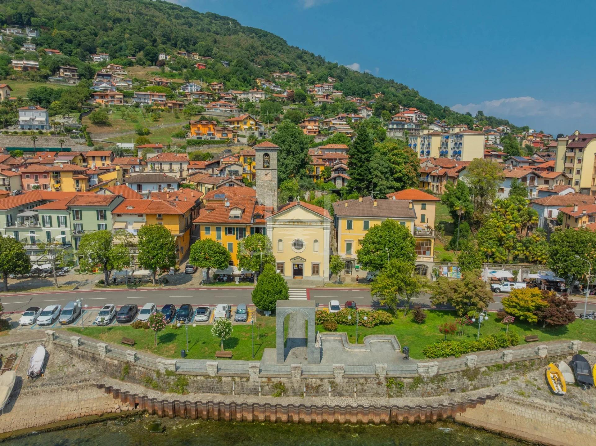 Prime lakefront location of the apartment in Via Solferino, Suna