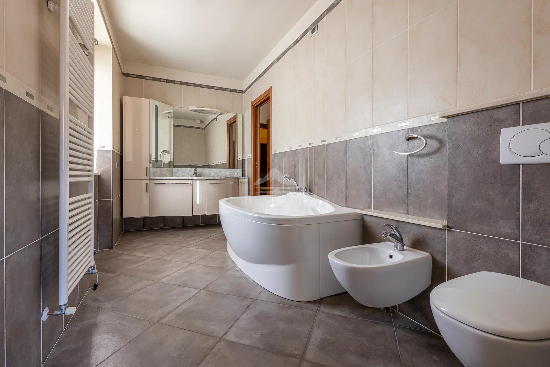 Equestrian villa bathroom wide 18