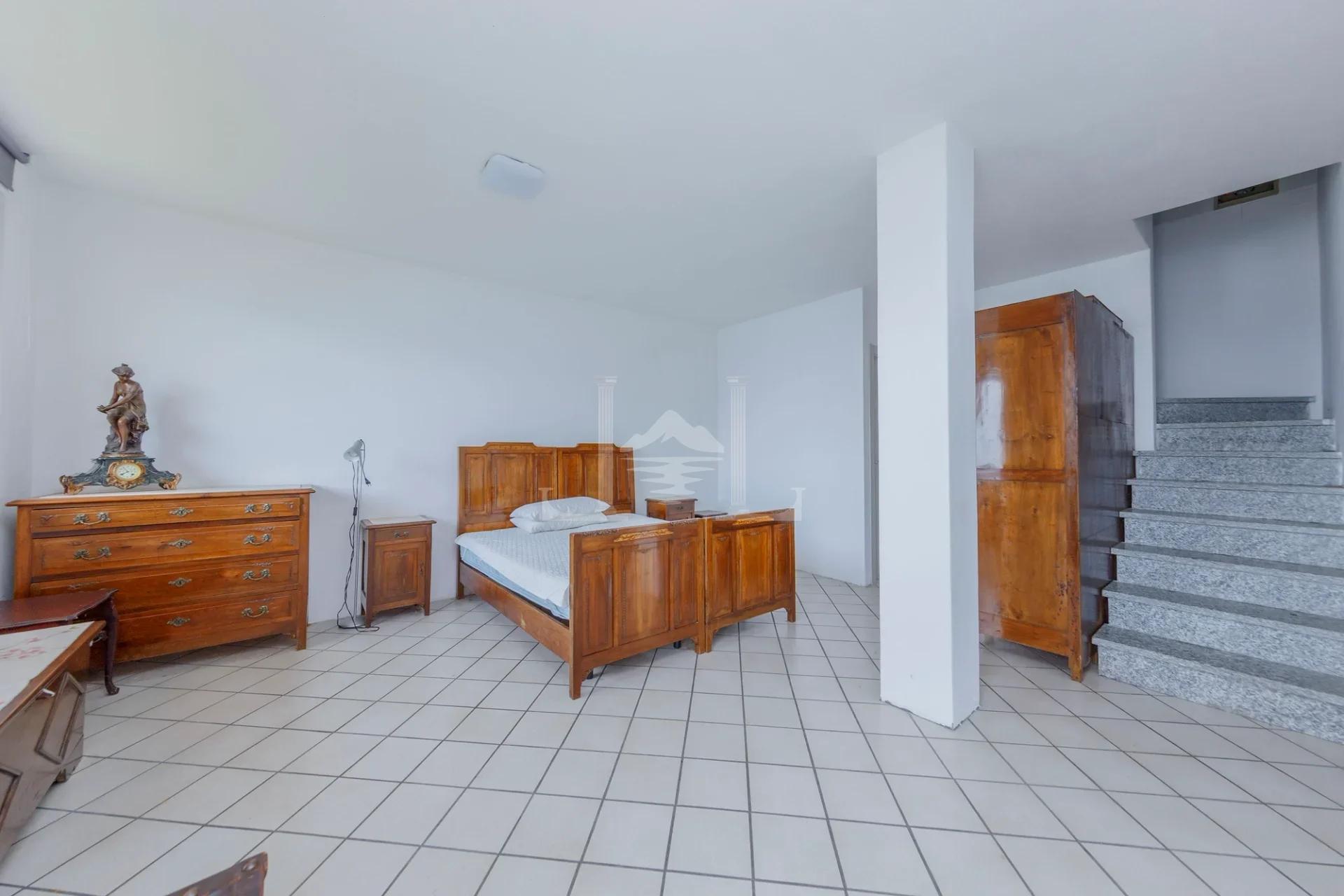 Incantevole Villa Bifamiliare con Vista Panoramica sul Lago e Giardino Terrazzato - Immagine 17
