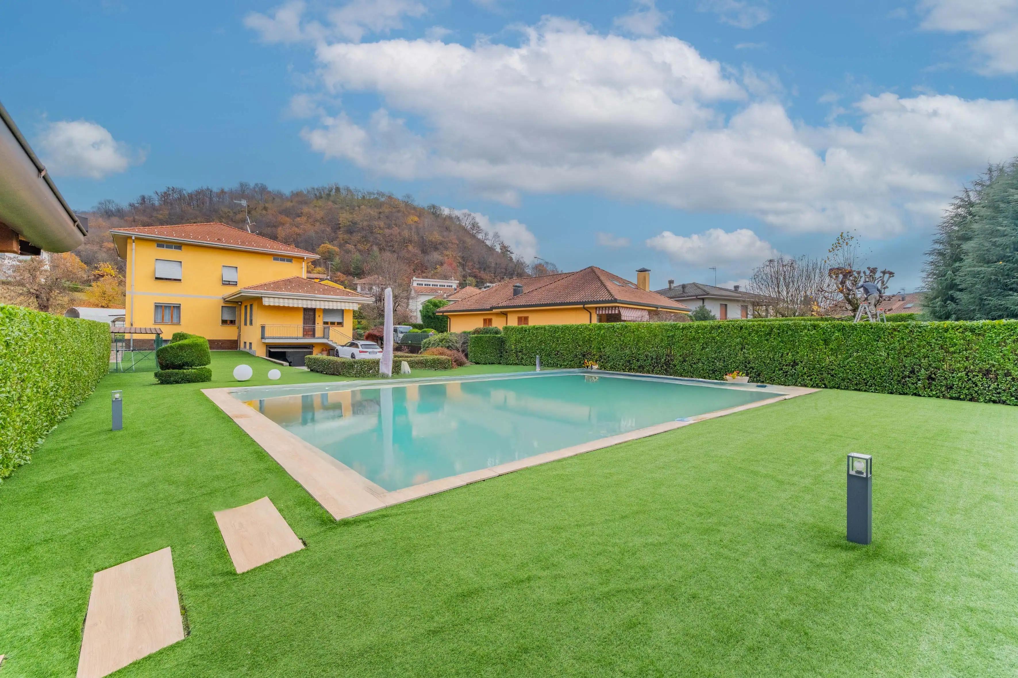 Villa Singola con Piscina Riscaldata Situata tra il Lago d'Orta e il Lago Maggiore