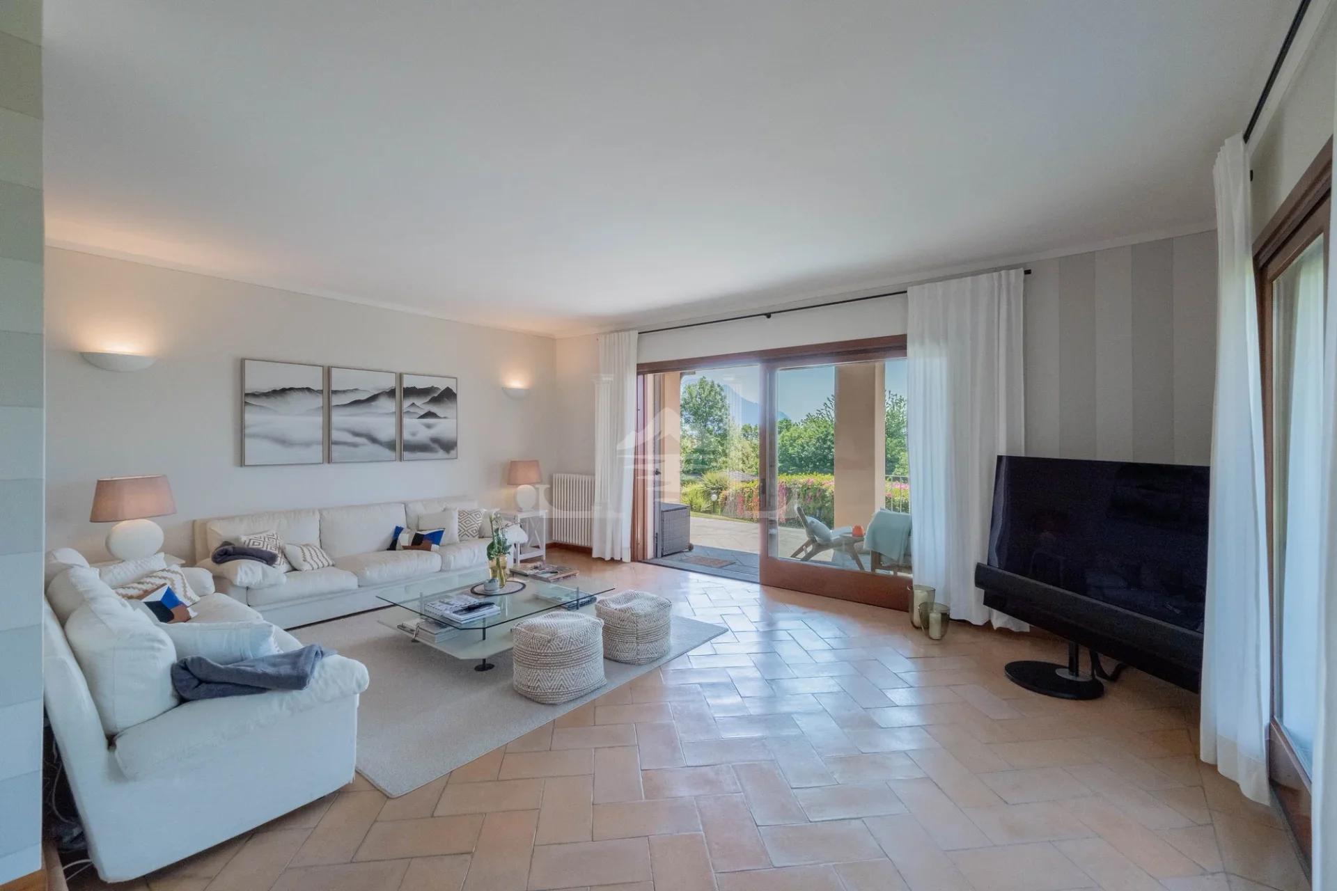 Living room 4