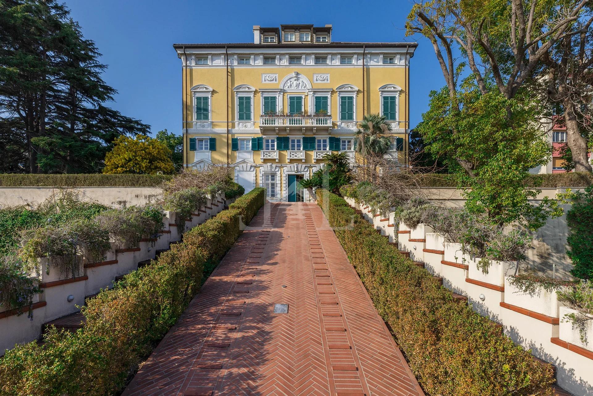 Splendido Attico Vista Mare in Vendita all'Interno di Villa Rosenda De Mari - Immagine 2