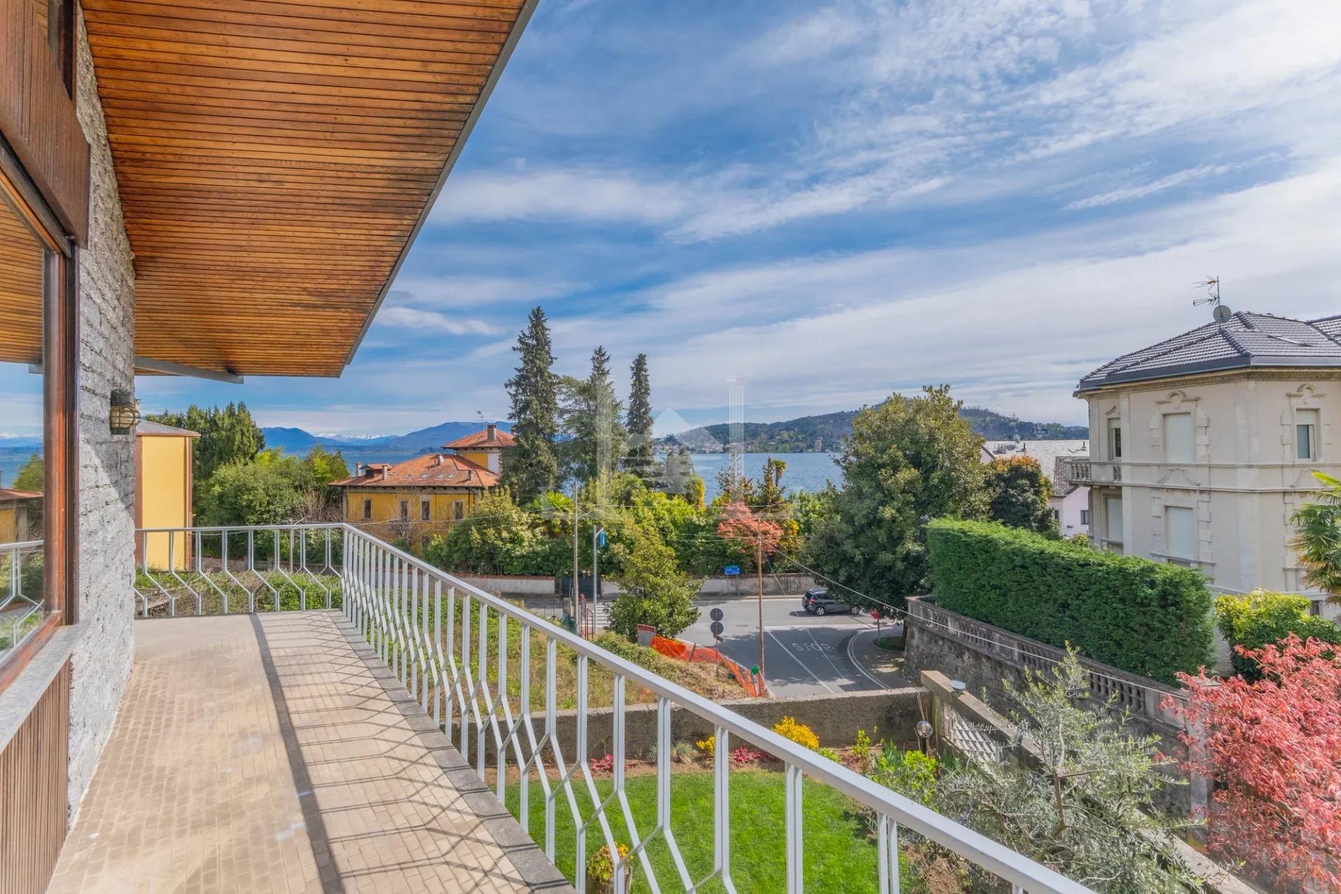 Villa Esclusiva Anni '60 a Meina Centrale, Eleganza Senza Tempo sul Lago Maggiore
