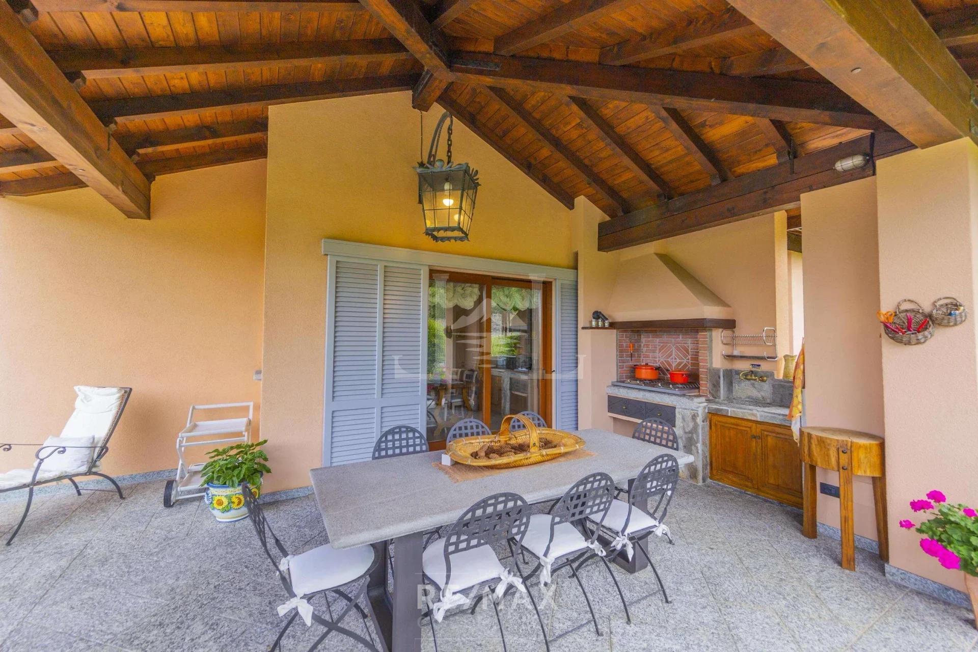 OUTDOOR KITCHEN