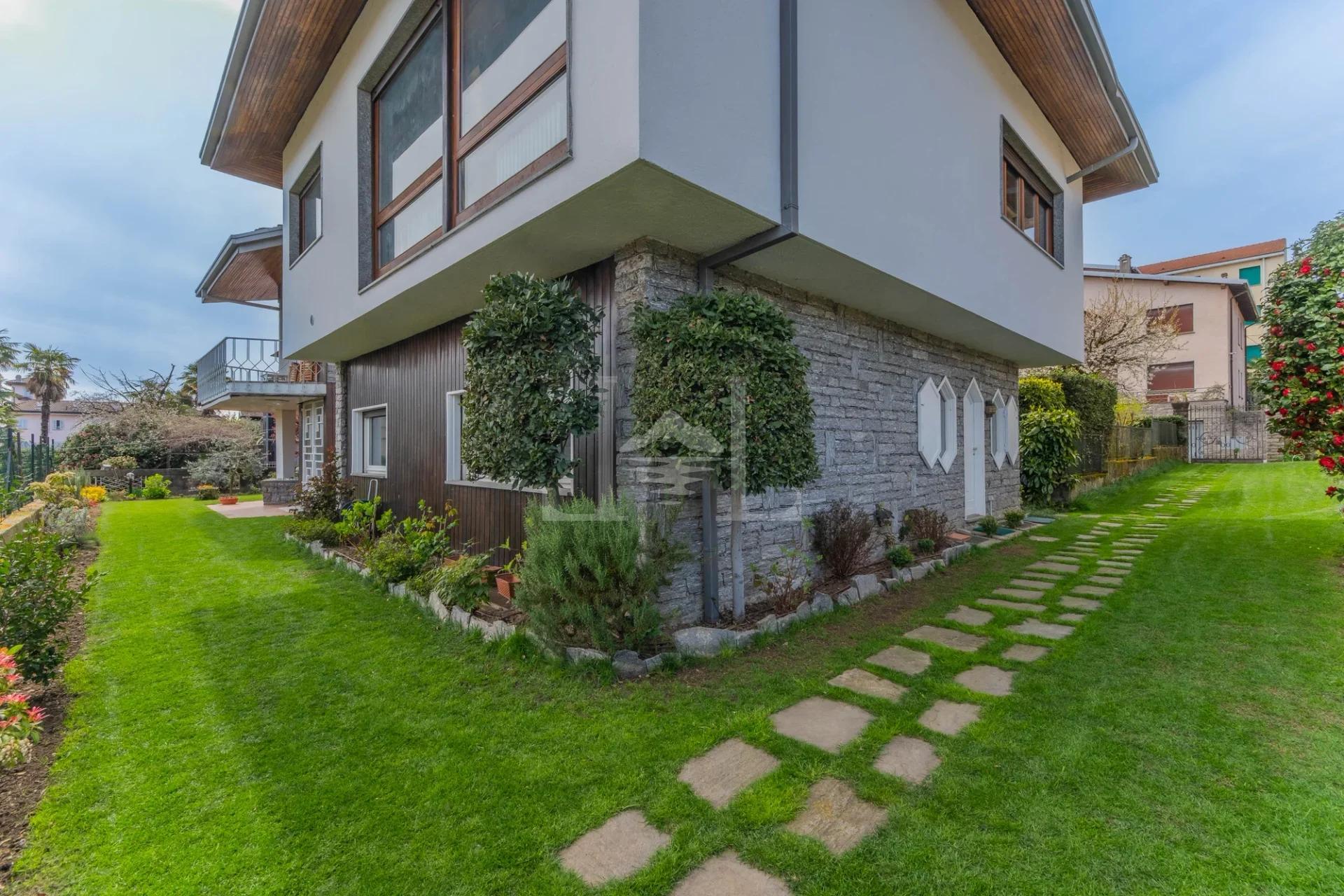 Villa Esclusiva Anni '60 a Meina Centrale, Eleganza Senza Tempo sul Lago Maggiore - Immagine 22