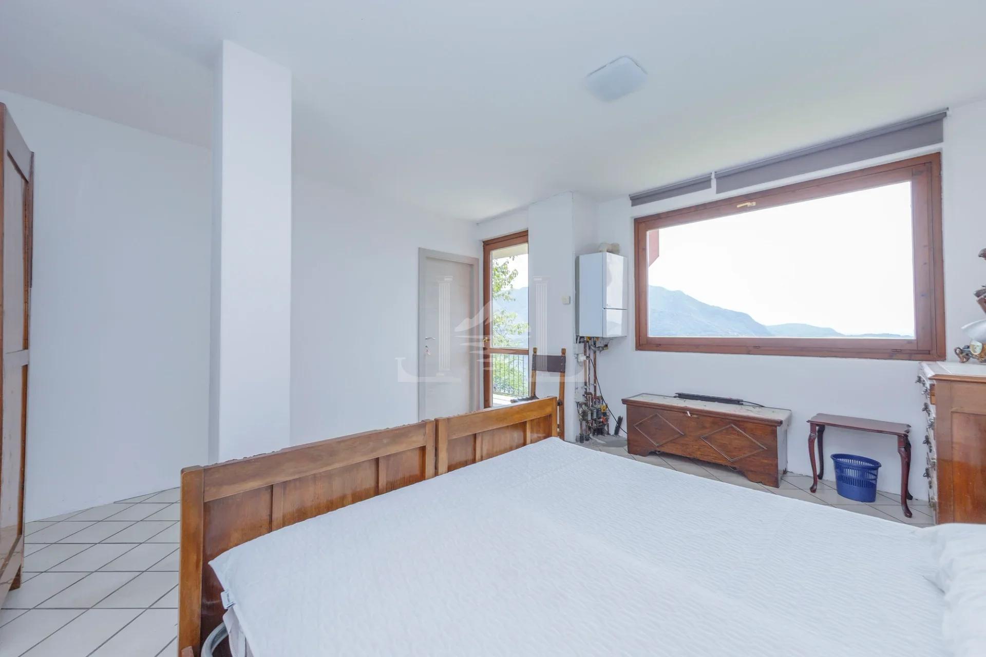 Incantevole Villa Bifamiliare con Vista Panoramica sul Lago e Giardino Terrazzato - Immagine 18