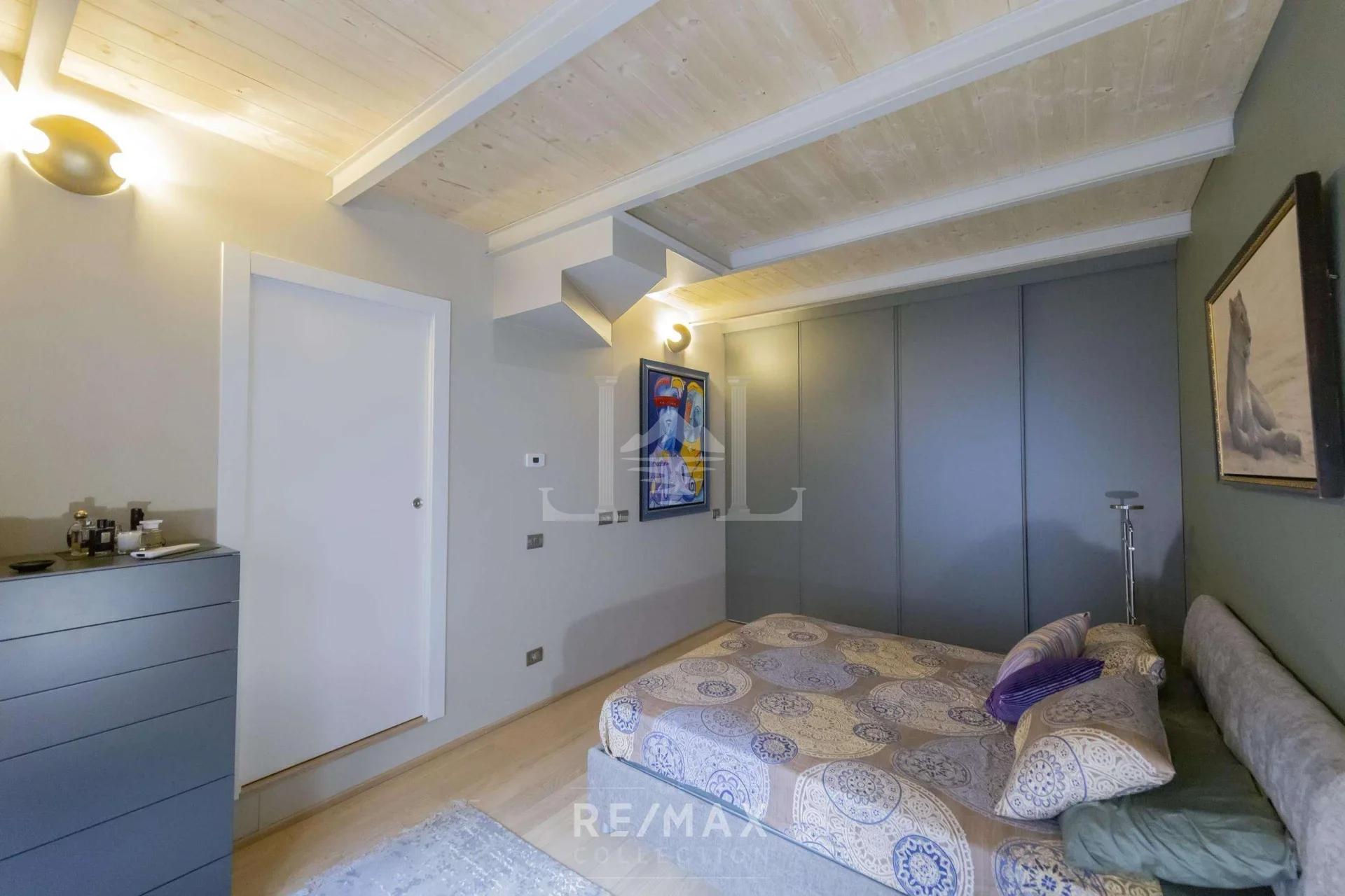 new-and-prestigious-apartment-renovated-with-garage-area-city-life-milan