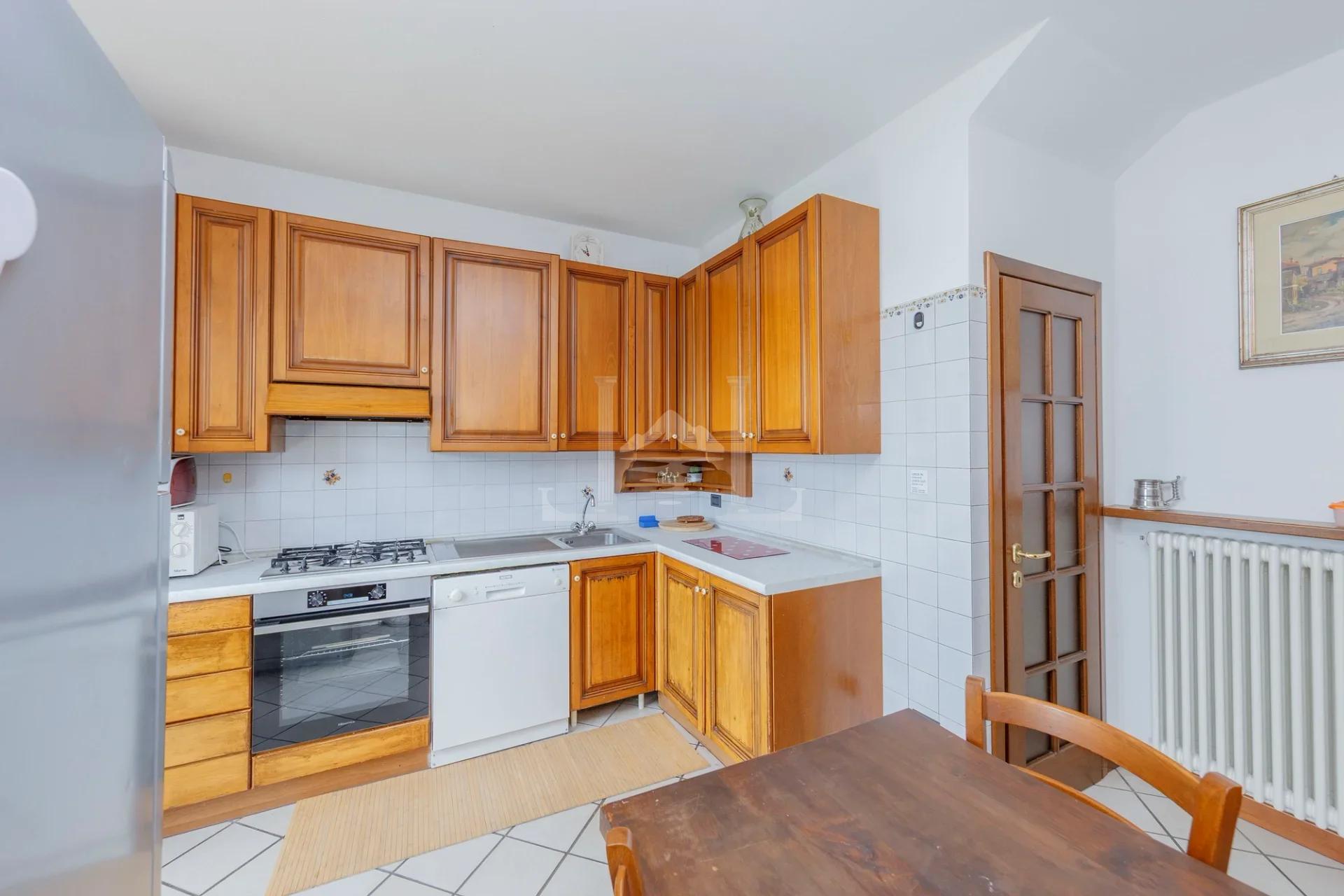 Incantevole Villa Bifamiliare con Vista Panoramica sul Lago e Giardino Terrazzato - Immagine 5