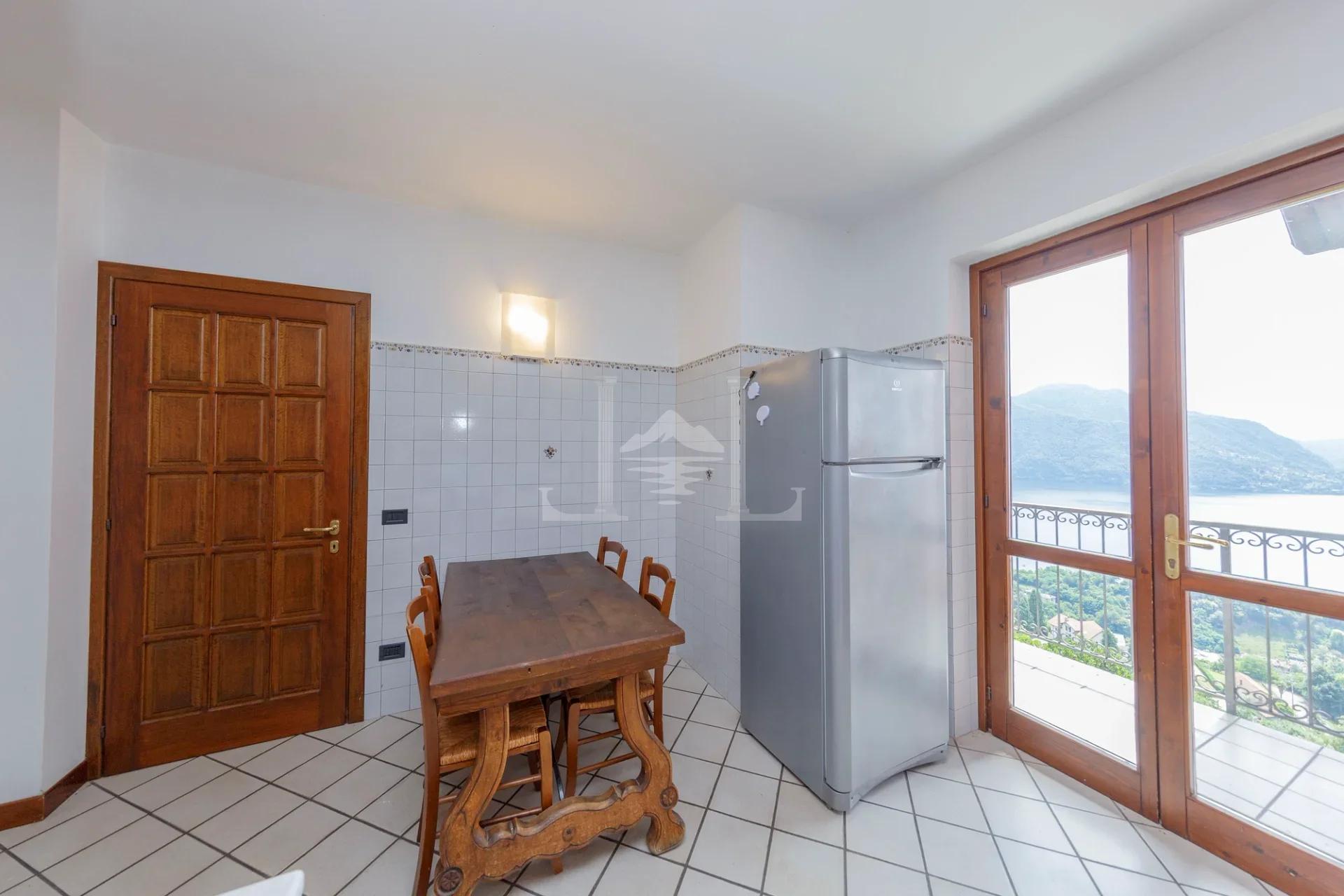 Incantevole Villa Bifamiliare con Vista Panoramica sul Lago e Giardino Terrazzato - Immagine 7