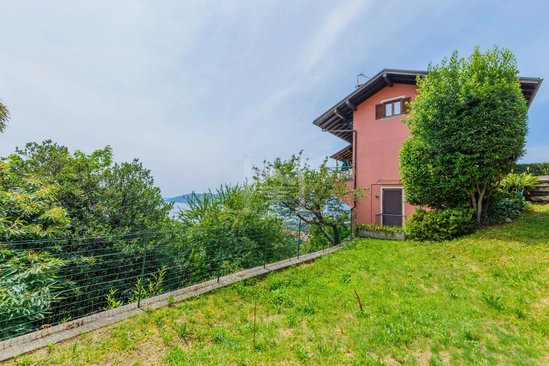 Incantevole Villa Bifamiliare con Vista Panoramica sul Lago e Giardino Terrazzato - Immagine 4