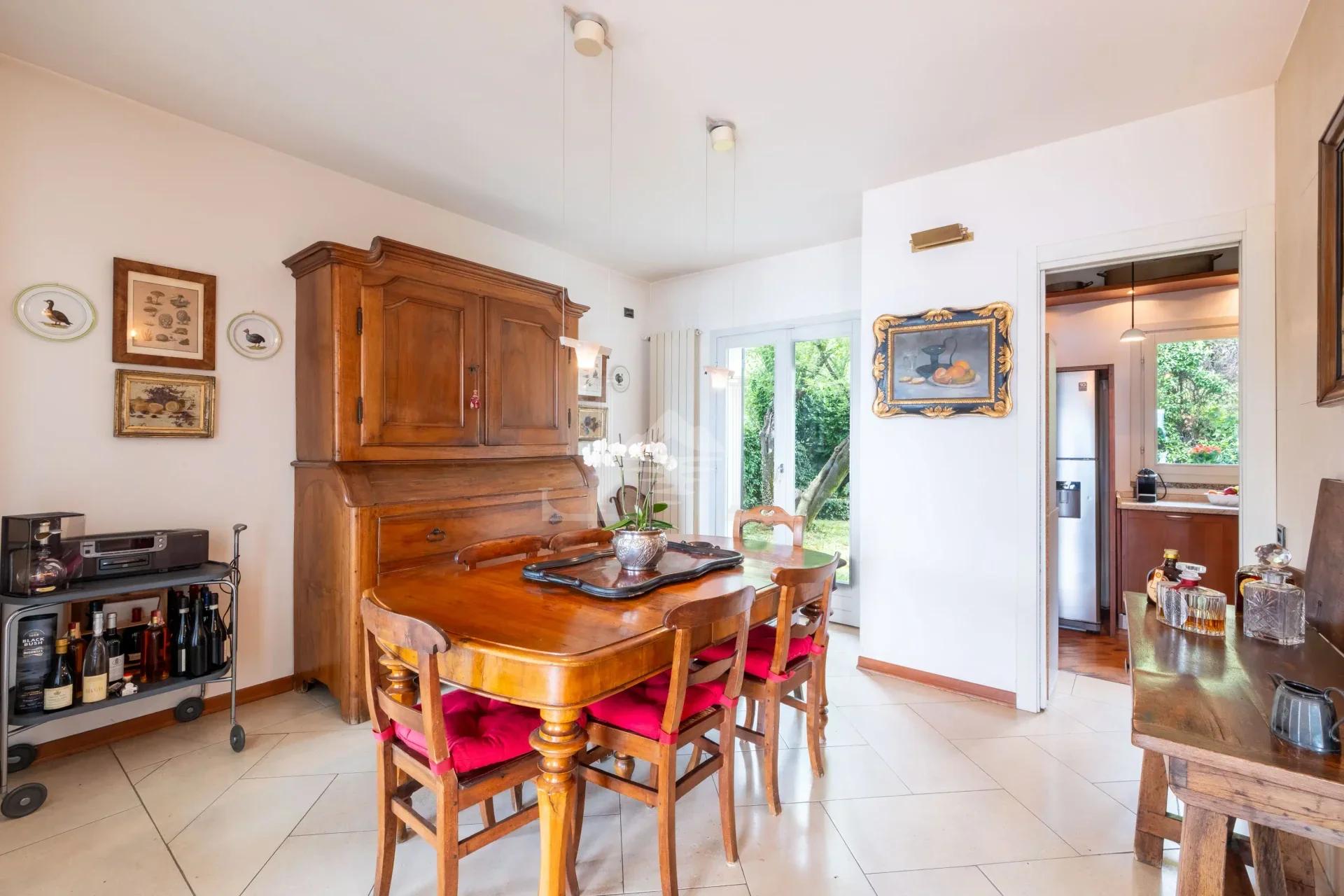 VILLA SUNA DINING ROOM