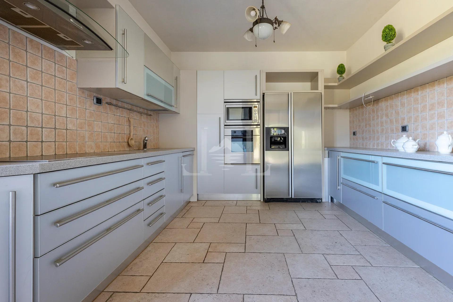 Equestrian villa kitchen 16