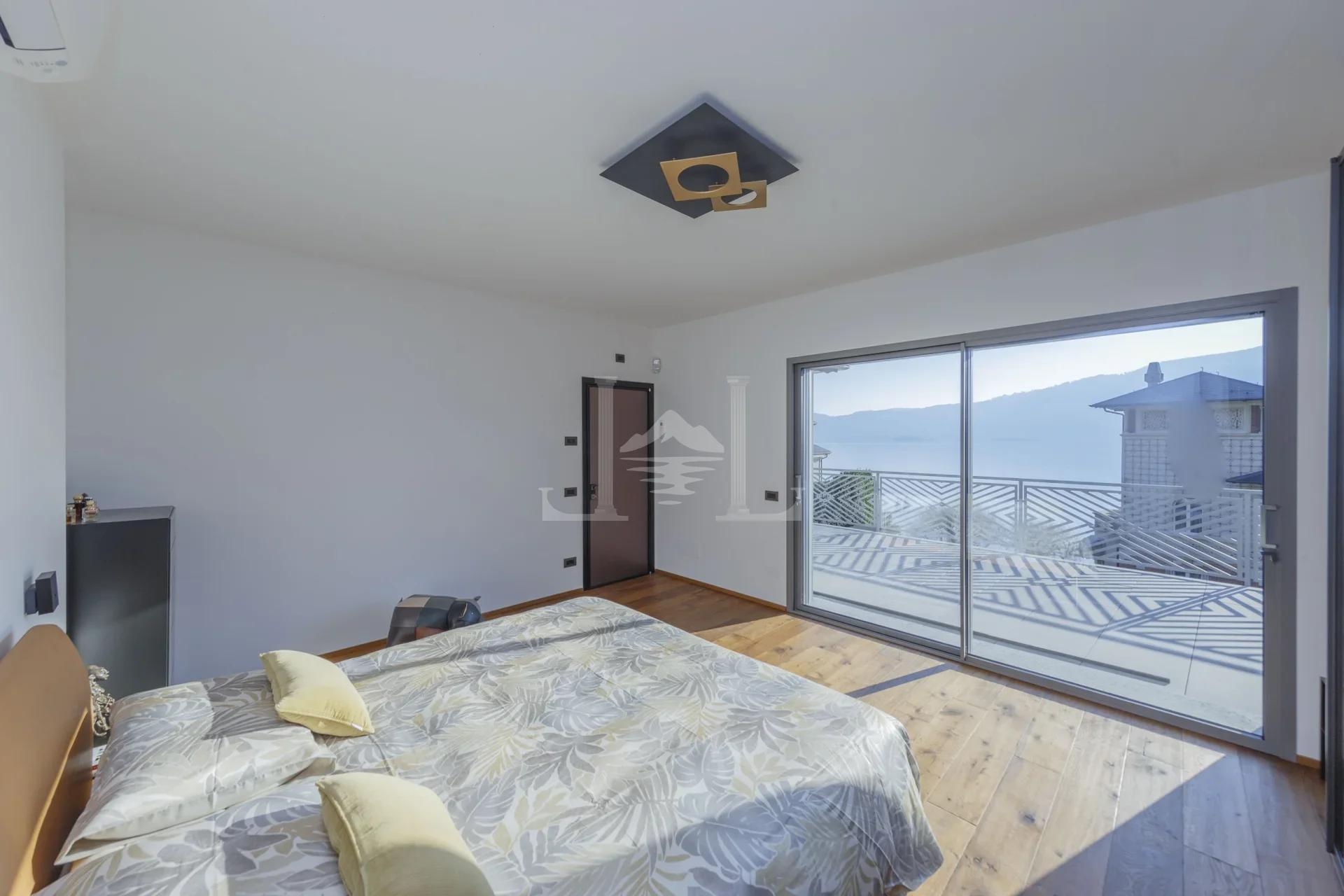 Villa Bianca Suna, Lago Maggiore: Een prachtige luxe villa te koop. Dit exclusieve pand beschikt over een privézwembad en een spectaculair uitzicht op het meer. Ontdek Italiaans luxe vastgoed aan het Lago Maggiore.