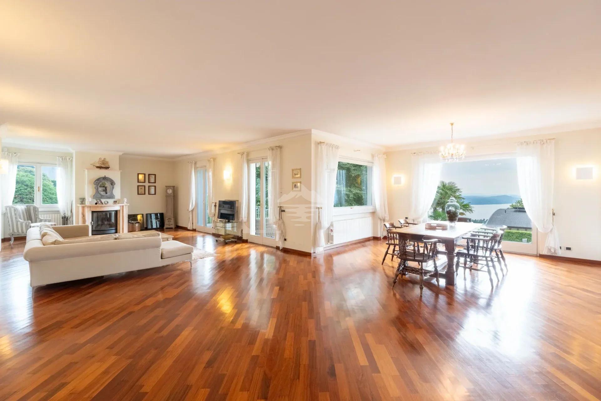 VILLA ARIZZANO DINING AND LIVING