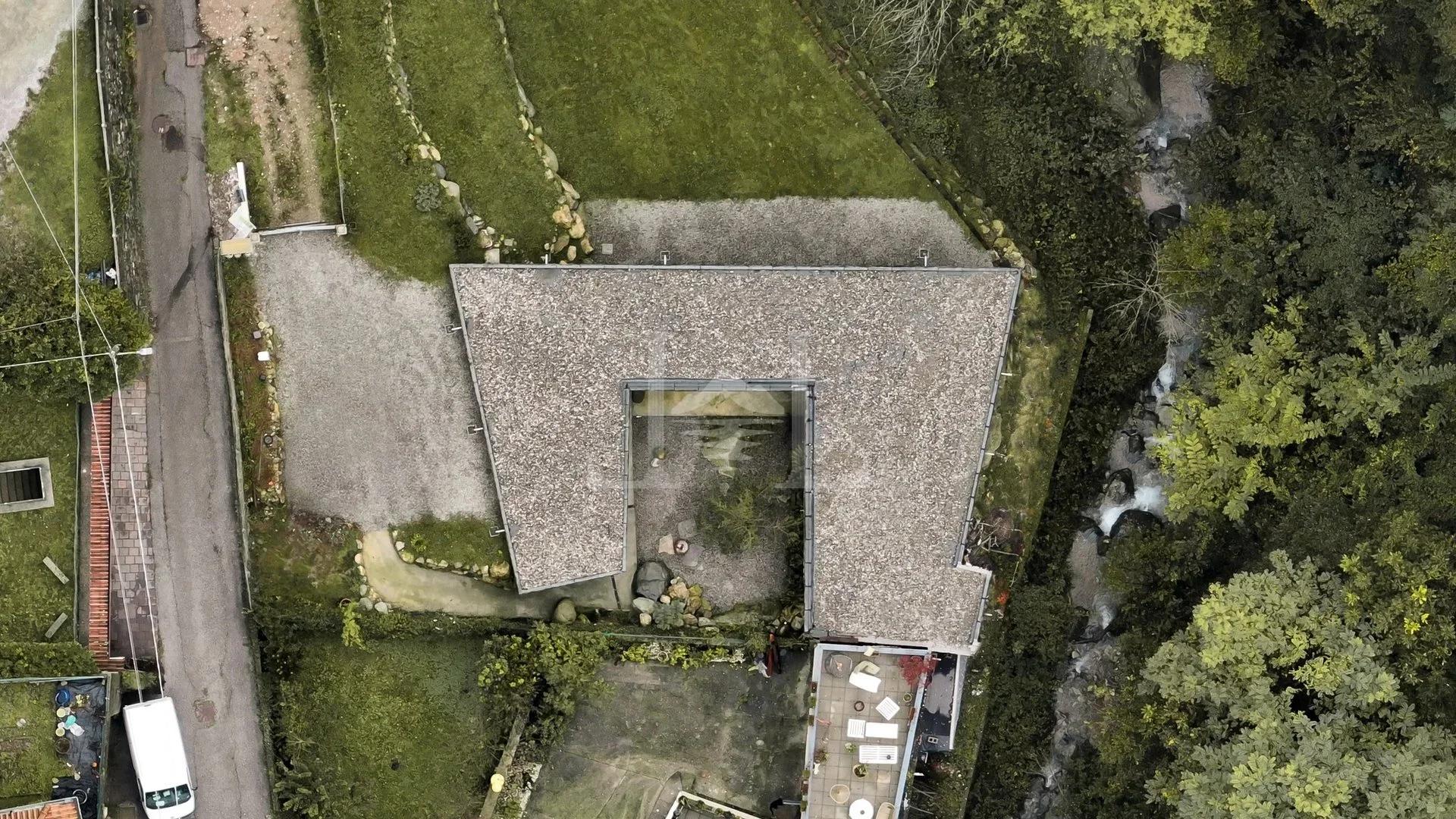 Narrow House 39