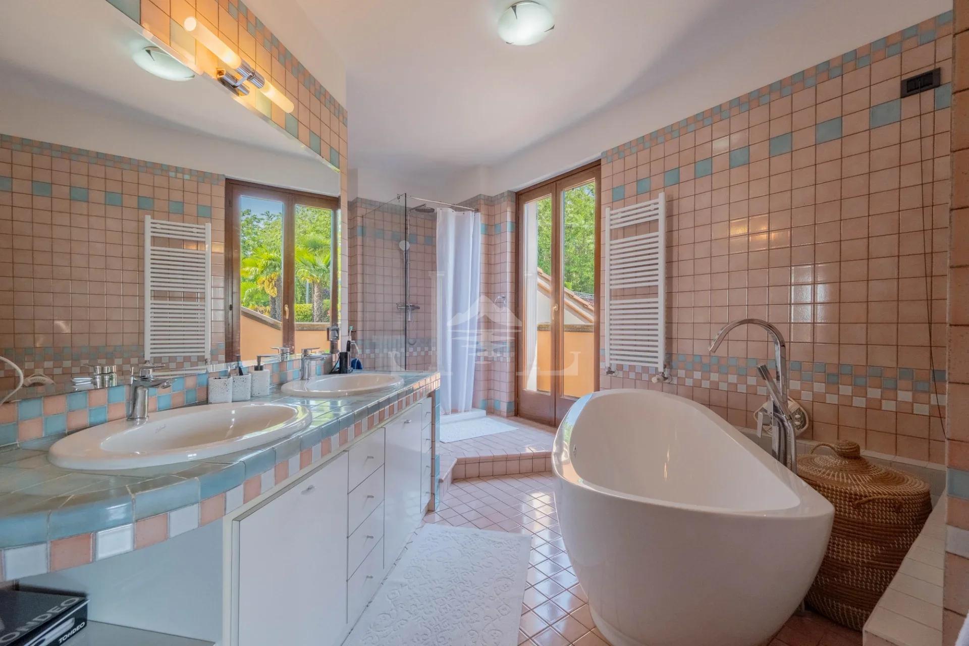 Bathroom p1 full