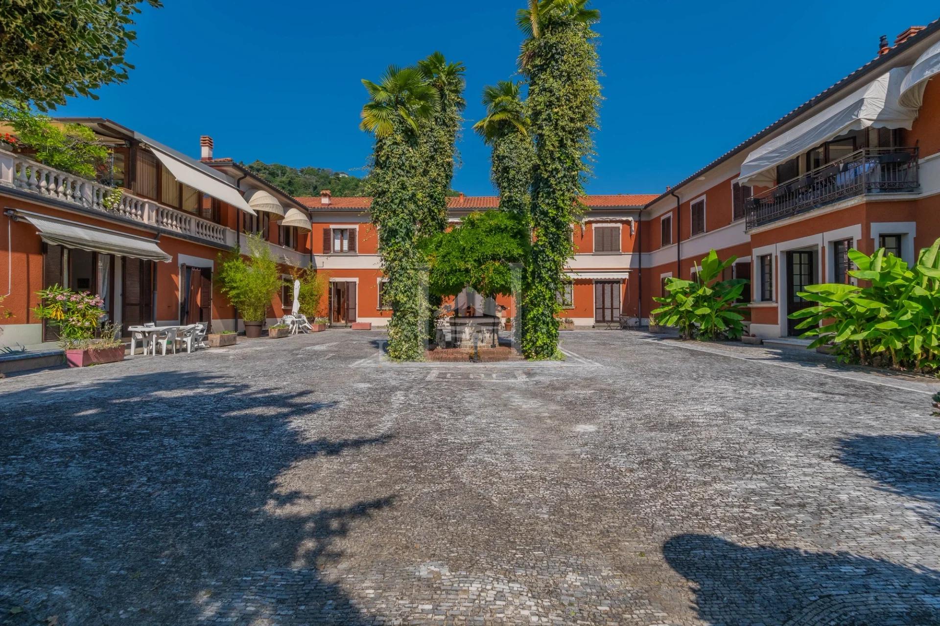 Apartment am Seeufer in Meina - Innenhof