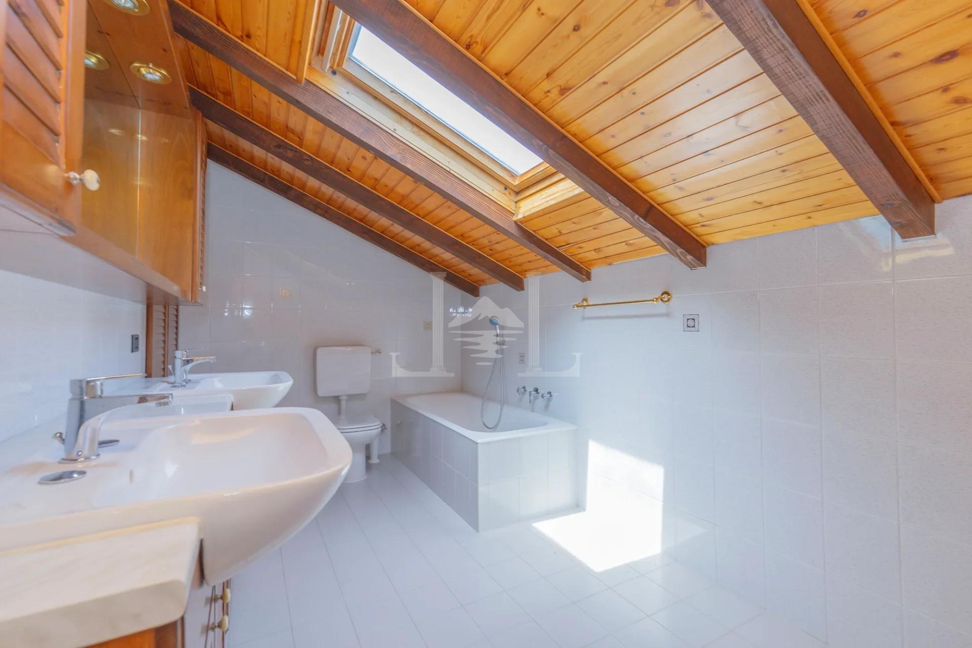Incantevole Villa Bifamiliare con Vista Panoramica sul Lago e Giardino Terrazzato - Immagine 13