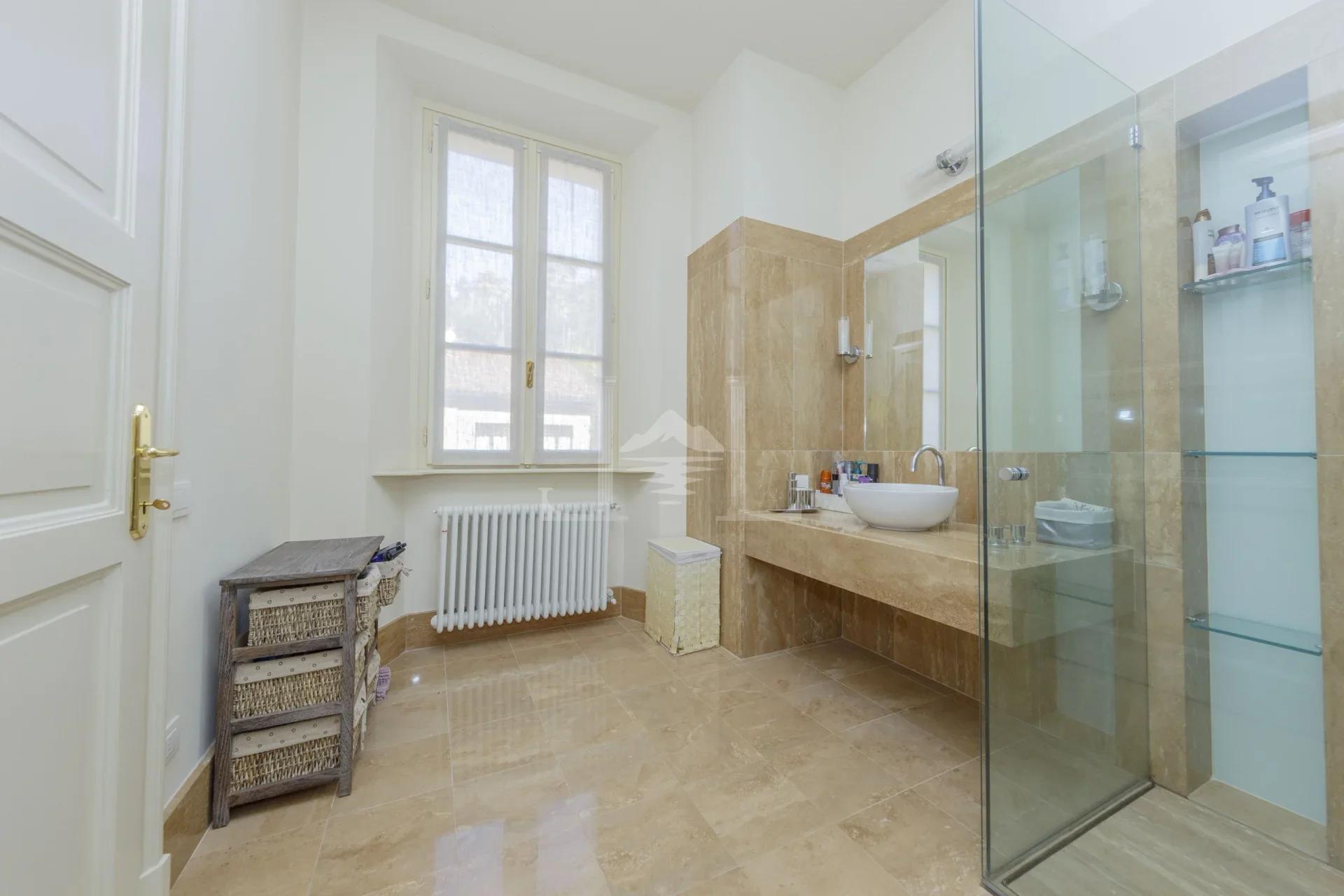 PALLANZA-VILLA-ENSUITE-TRAVERTINE-2-scaled