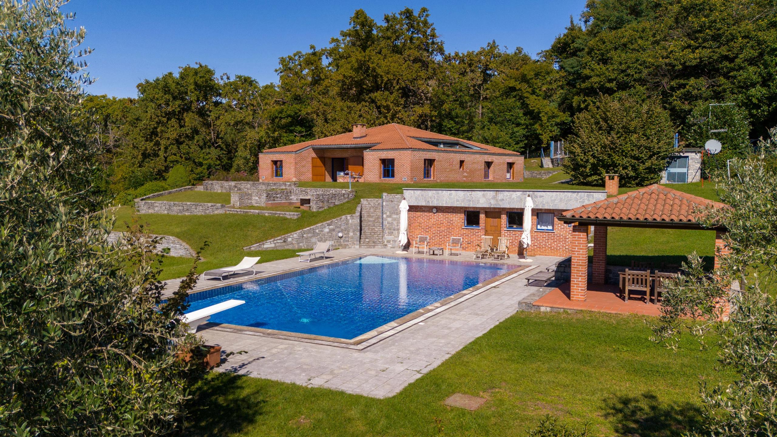 "La Rocca Nascosta" – Un Gioiello Segreto sopra il Lago Maggiore