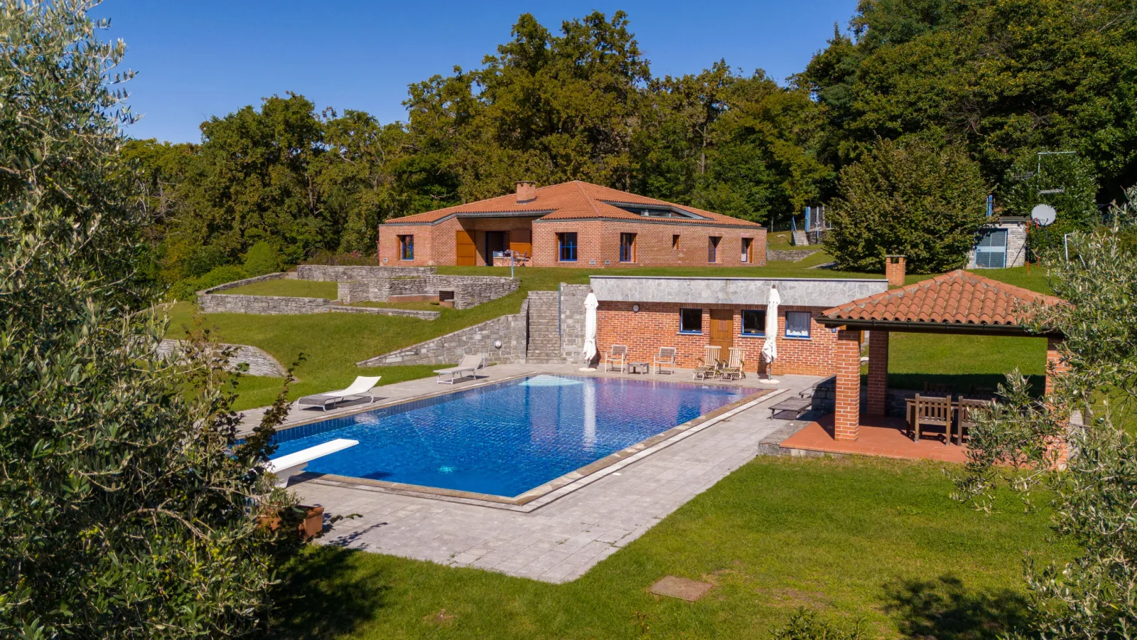 "La Rocca Nascosta" – Un Gioiello Segreto sopra il Lago Maggiore