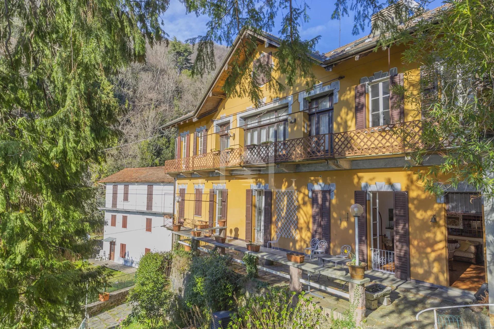FAÇADE VILLA JAUNE ET BLANCHE