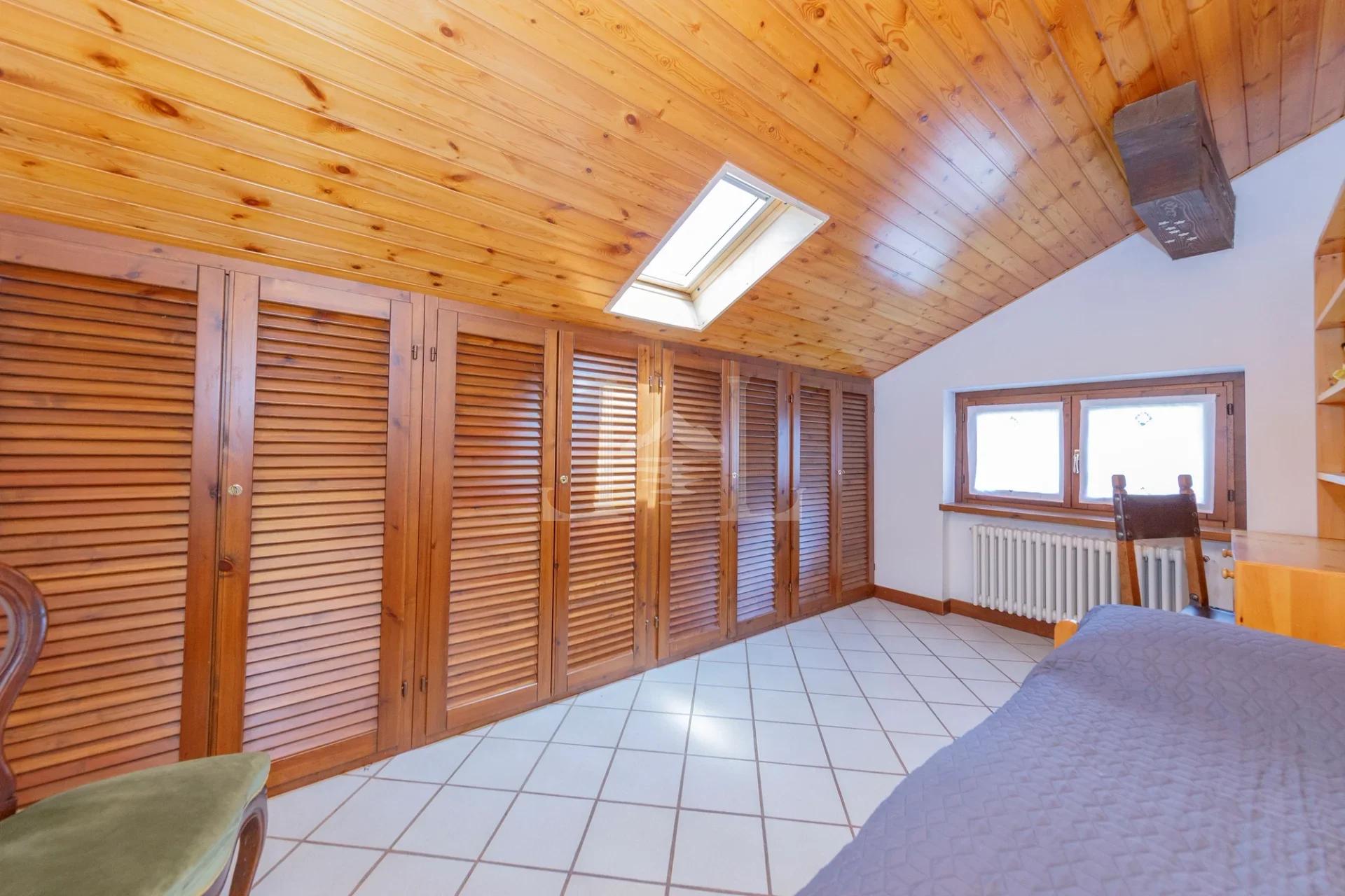 Incantevole Villa Bifamiliare con Vista Panoramica sul Lago e Giardino Terrazzato - Immagine 21