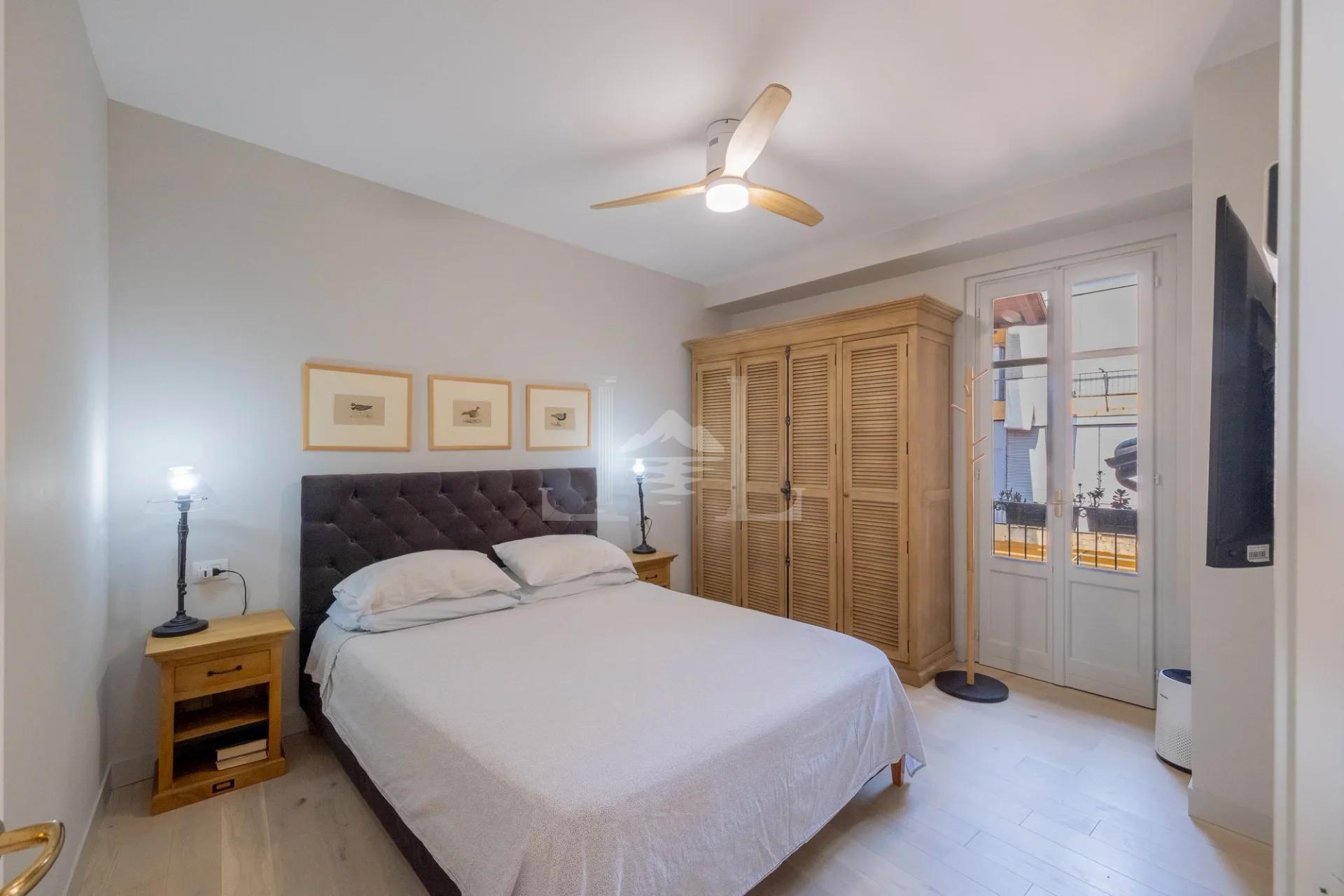 Master bedroom of the apartment in Via Solferino, Suna
