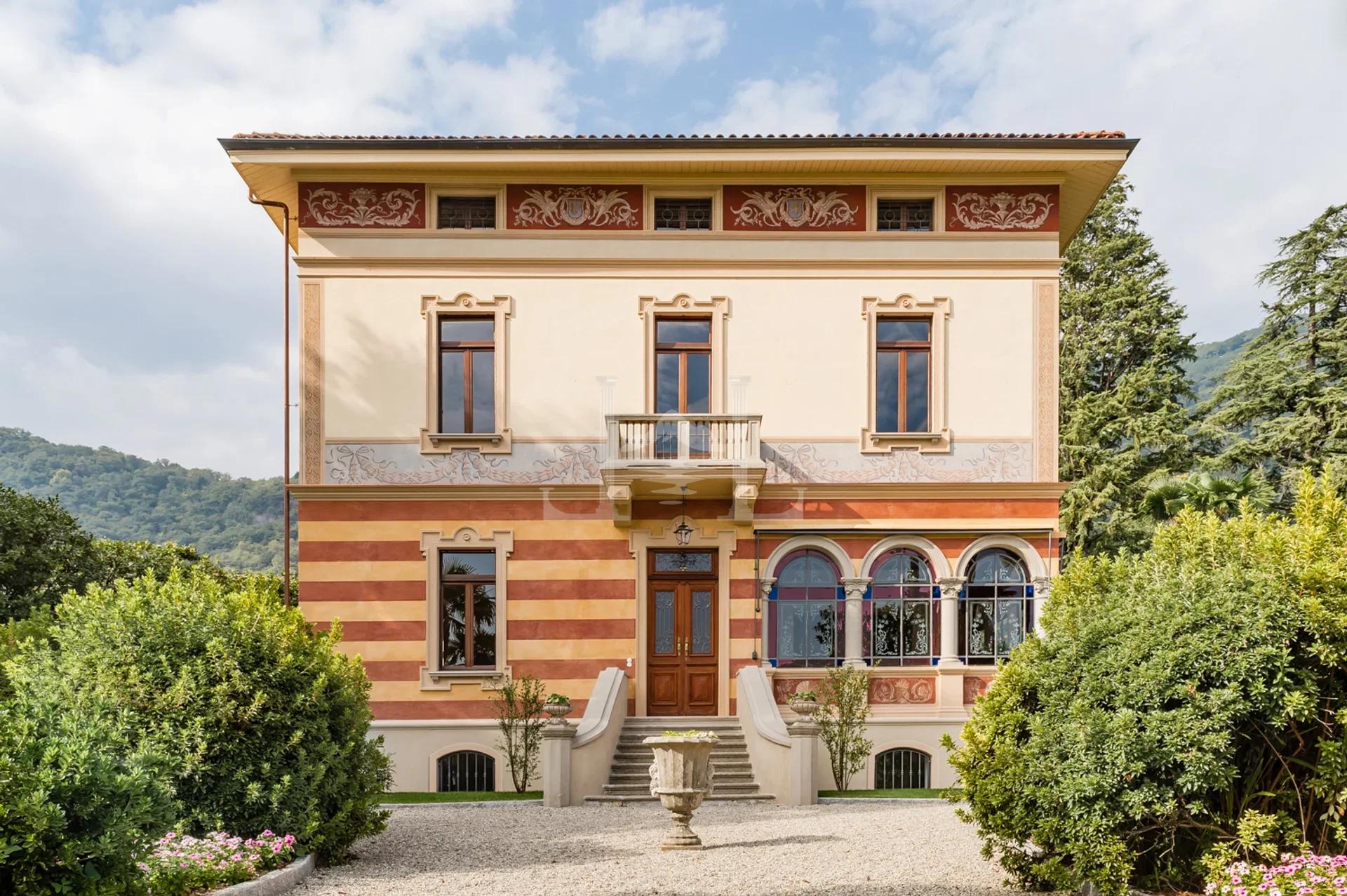 Villa Storica Fronte Lago con Giardino e Piscina a Cannero Riviera