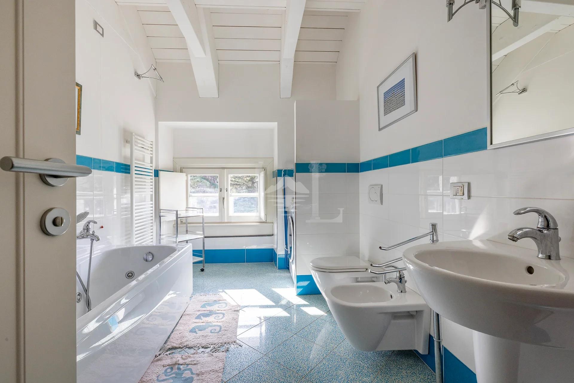 Splendido Attico Vista Mare in Vendita all'Interno di Villa Rosenda De Mari - Immagine 15