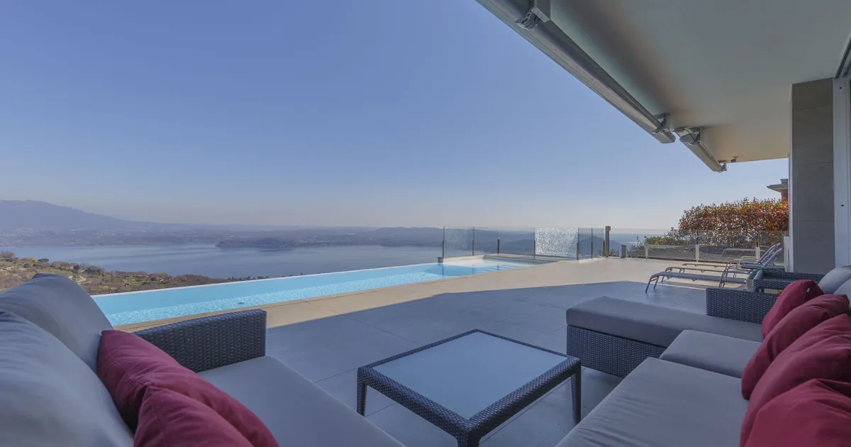 Luxusvilla mit Infinity-Pool und atemberaubendem Blick auf den Lago ...