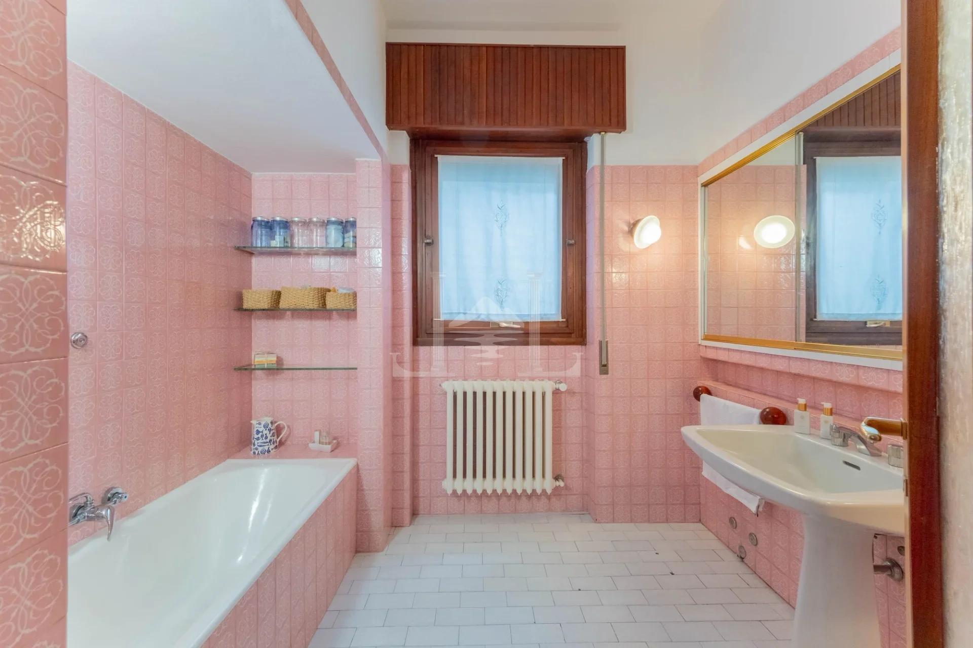Villa Esclusiva Anni '60 a Meina Centrale, Eleganza Senza Tempo sul Lago Maggiore - Immagine 19