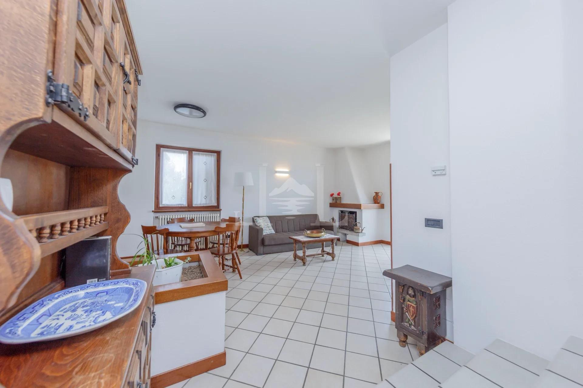 Incantevole Villa Bifamiliare con Vista Panoramica sul Lago e Giardino Terrazzato - Immagine 8