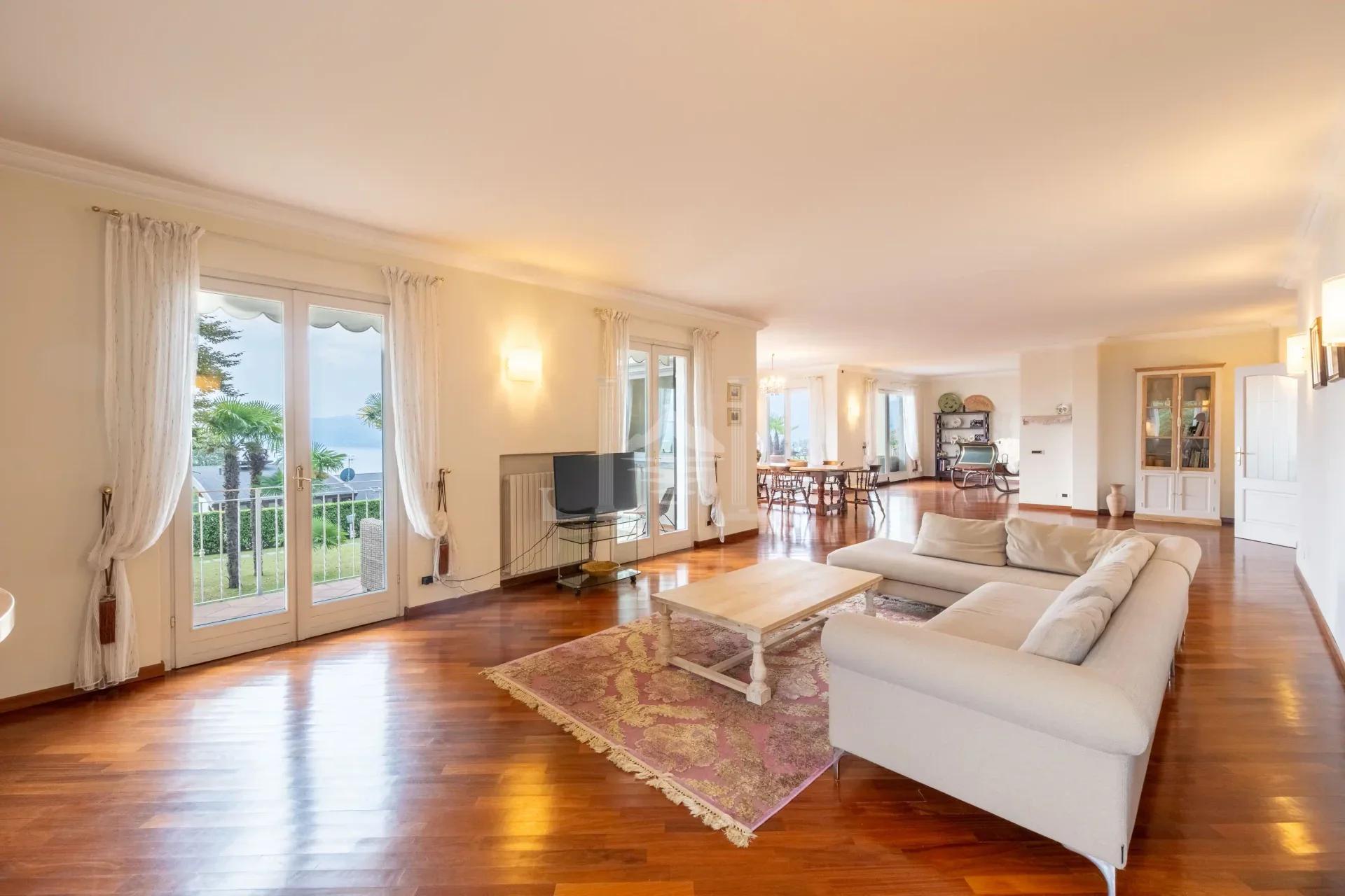 VILLA ARIZZANO LIVING DINING 2