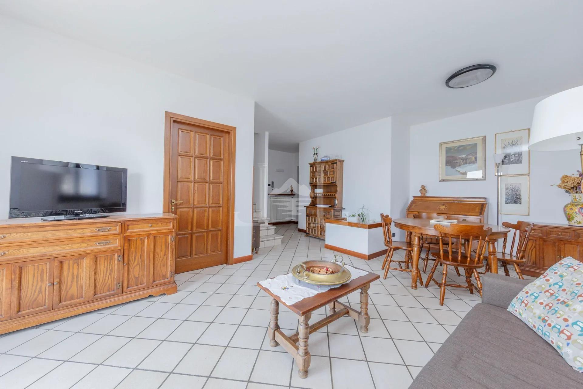 Incantevole Villa Bifamiliare con Vista Panoramica sul Lago e Giardino Terrazzato - Immagine 10