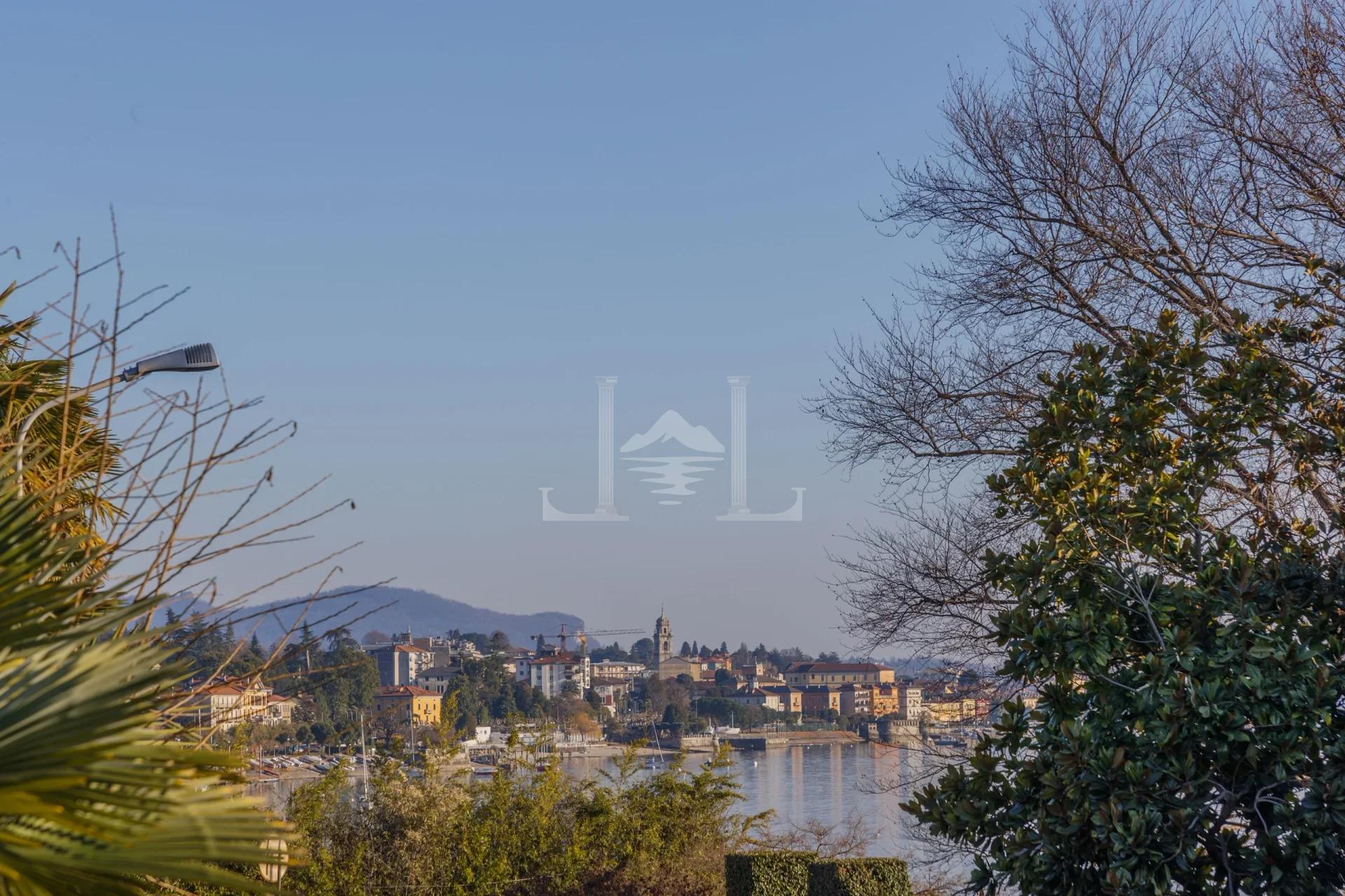 Villa Bianca Suna, Lago Maggiore: Een prachtige luxe villa te koop. Dit exclusieve pand beschikt over een privézwembad en een spectaculair uitzicht op het meer. Ontdek Italiaans luxe vastgoed aan het Lago Maggiore.