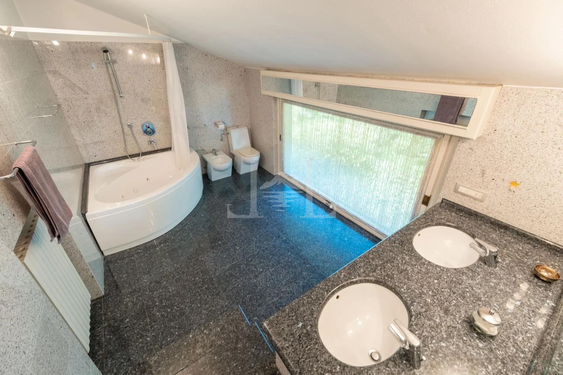 VILLA ARIZZANO BATHROOM WHIRLPOOL