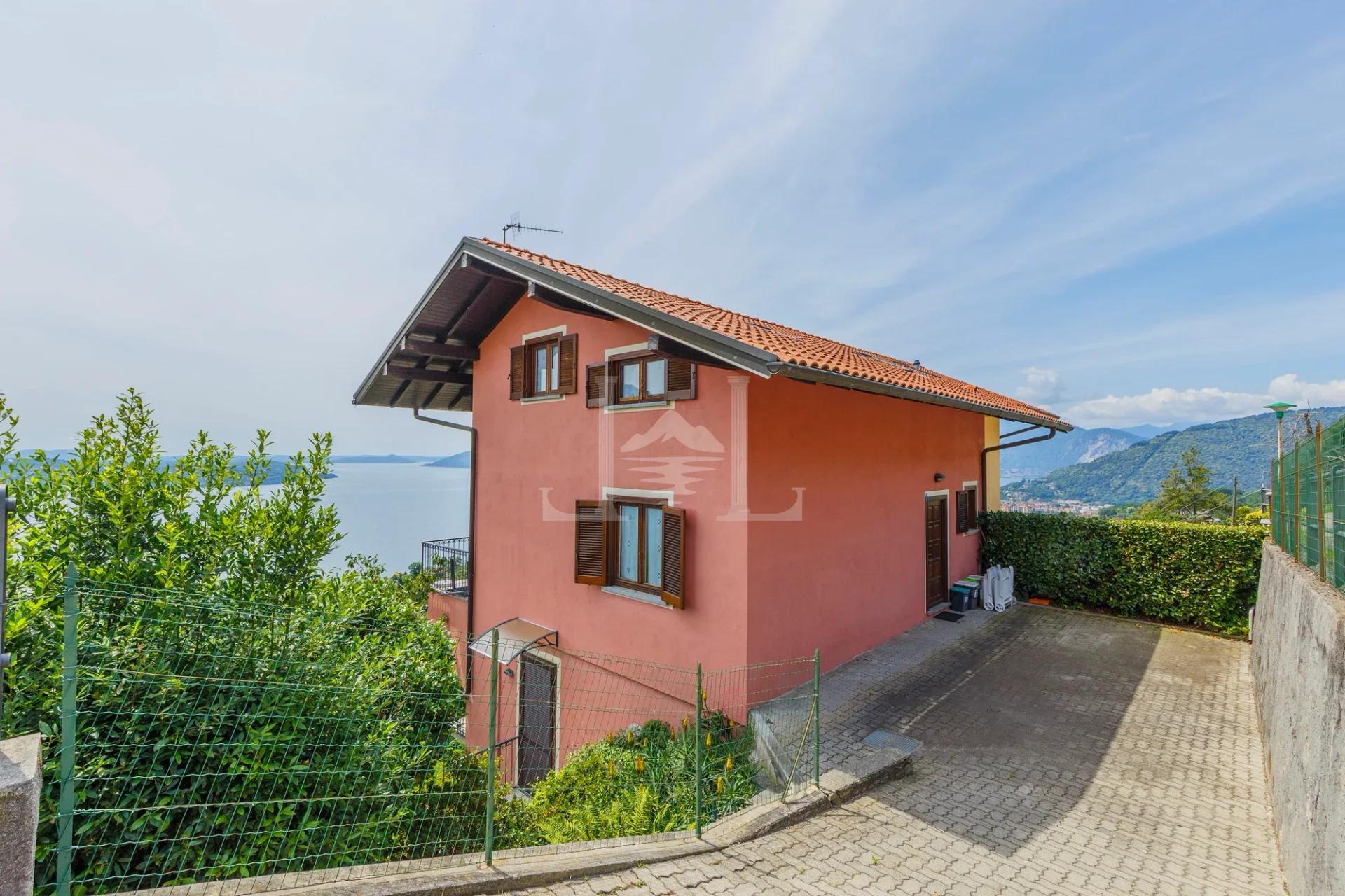 Incantevole Villa Bifamiliare con Vista Panoramica sul Lago e Giardino Terrazzato - Immagine 3