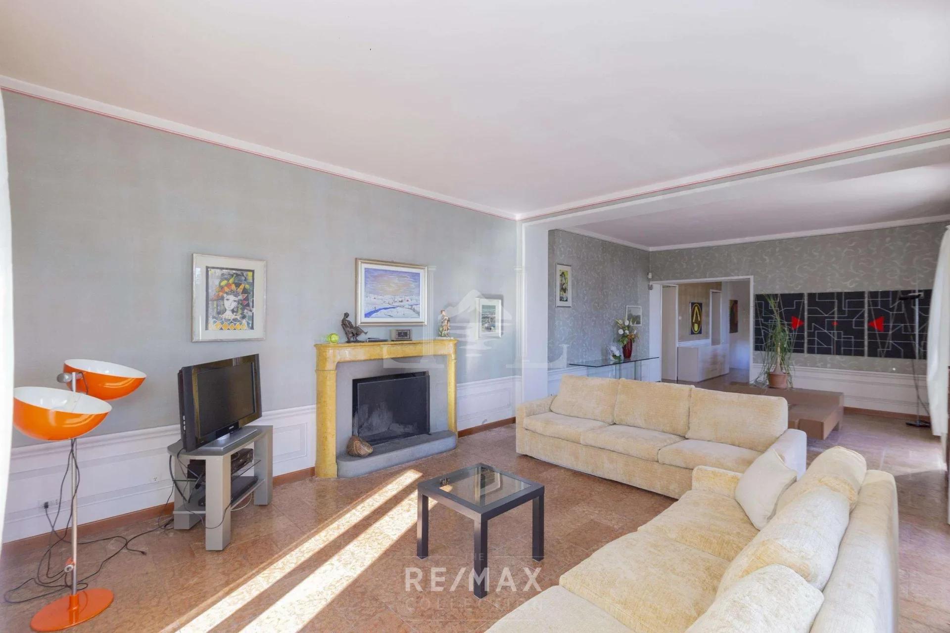 LIVING FIREPLACE