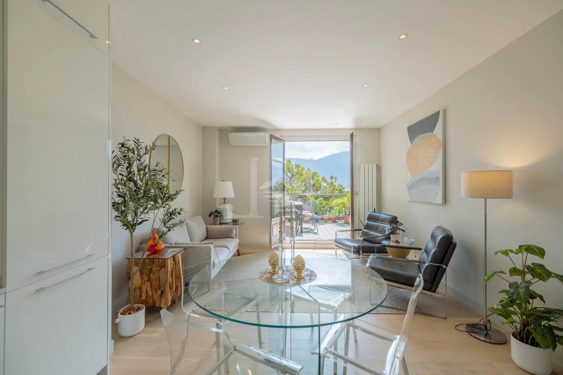 Dining area, living room, and terrace of the apartment in Via Solferino, Suna
