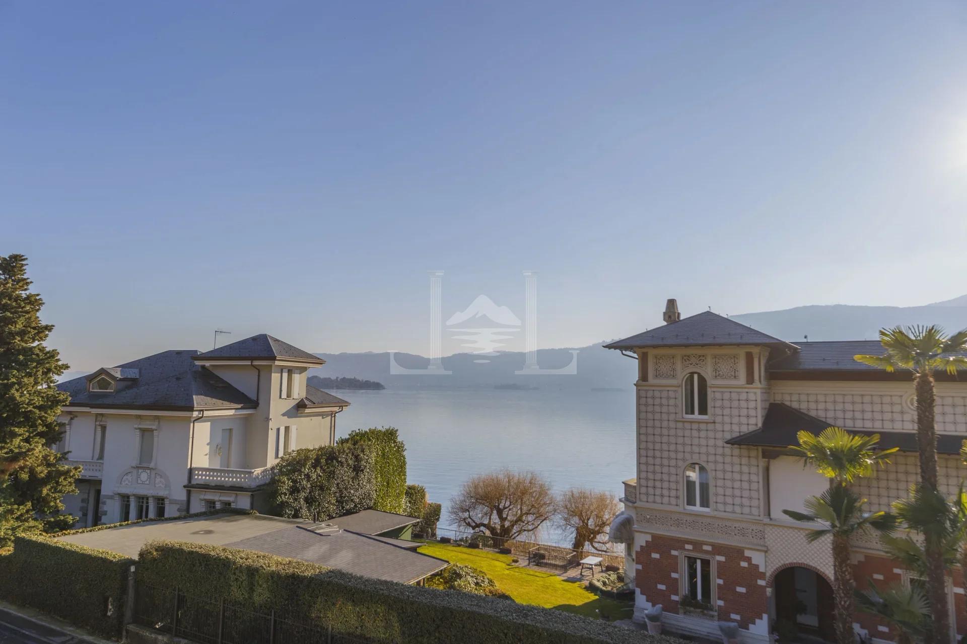 Villa Bianca Suna, Lago Maggiore: Een prachtige luxe villa te koop. Dit exclusieve pand beschikt over een privézwembad en een spectaculair uitzicht op het meer. Ontdek Italiaans luxe vastgoed aan het Lago Maggiore.