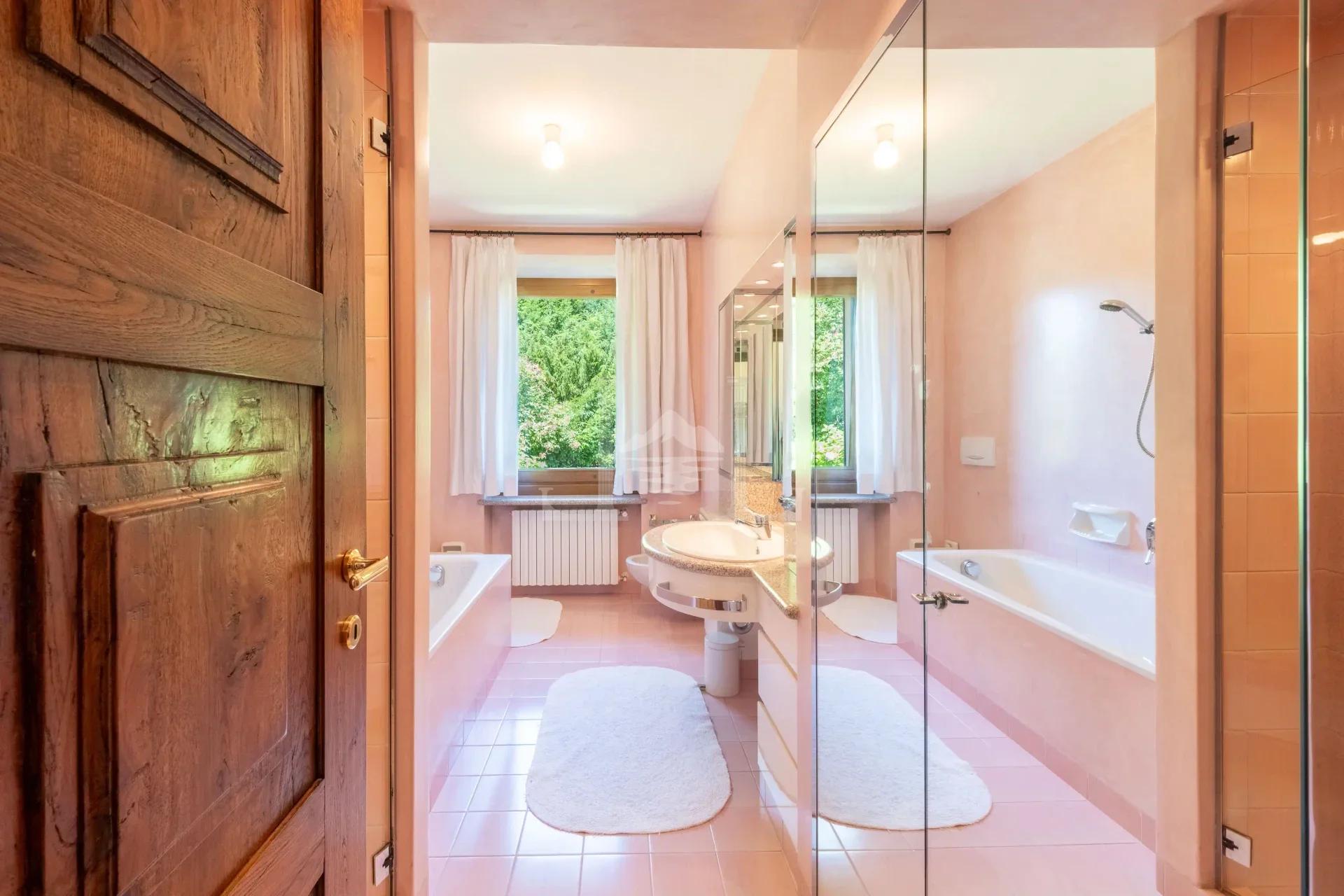 VILLA MENAGGIO BATHROOM 1