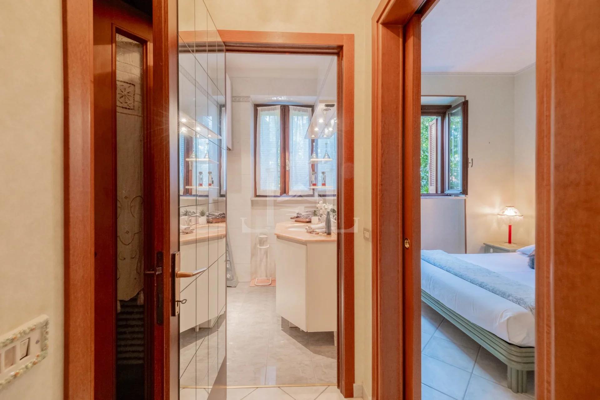 Apartment am Seeufer - Badezimmer und Schlafzimmereingang