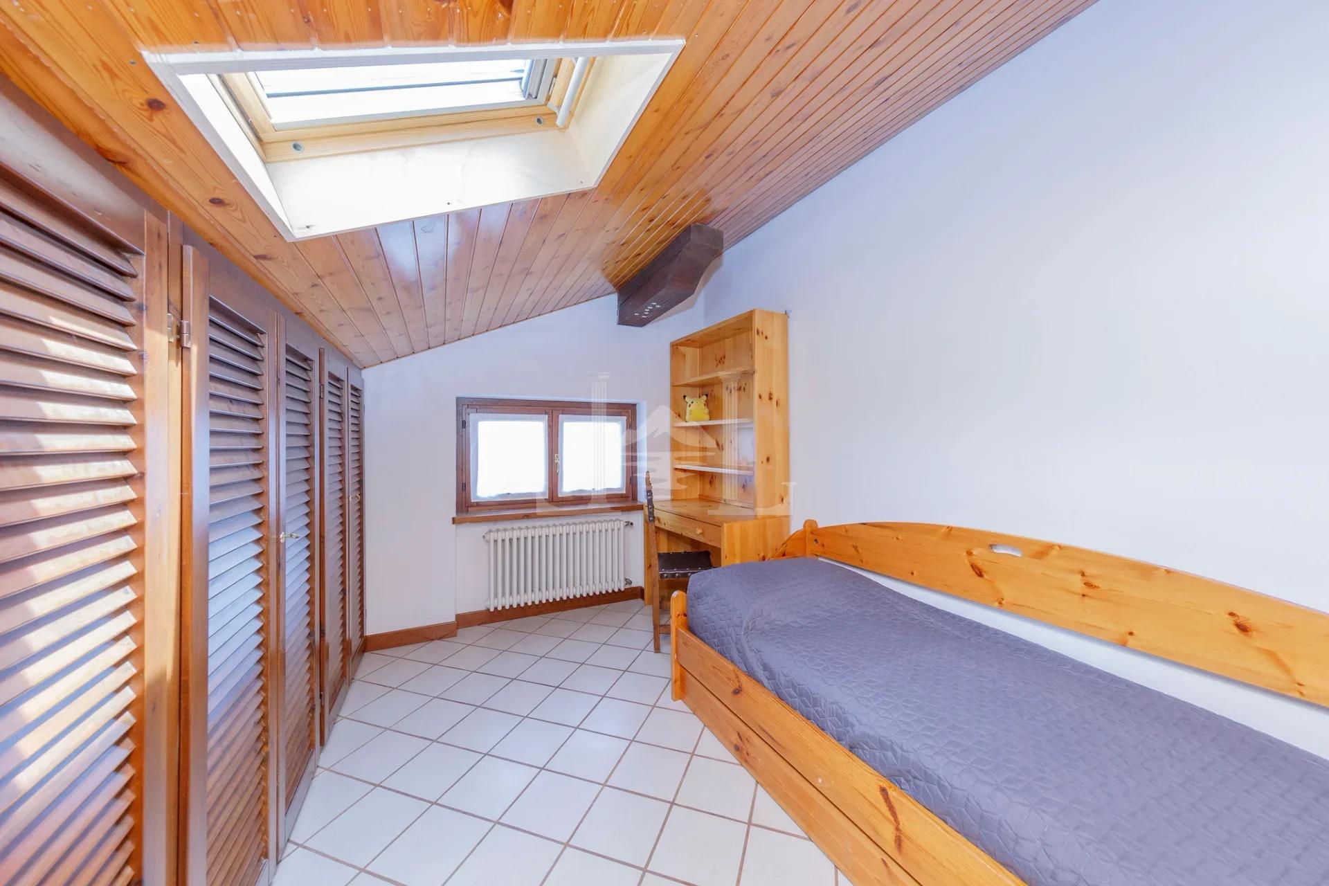 Incantevole Villa Bifamiliare con Vista Panoramica sul Lago e Giardino Terrazzato - Immagine 22